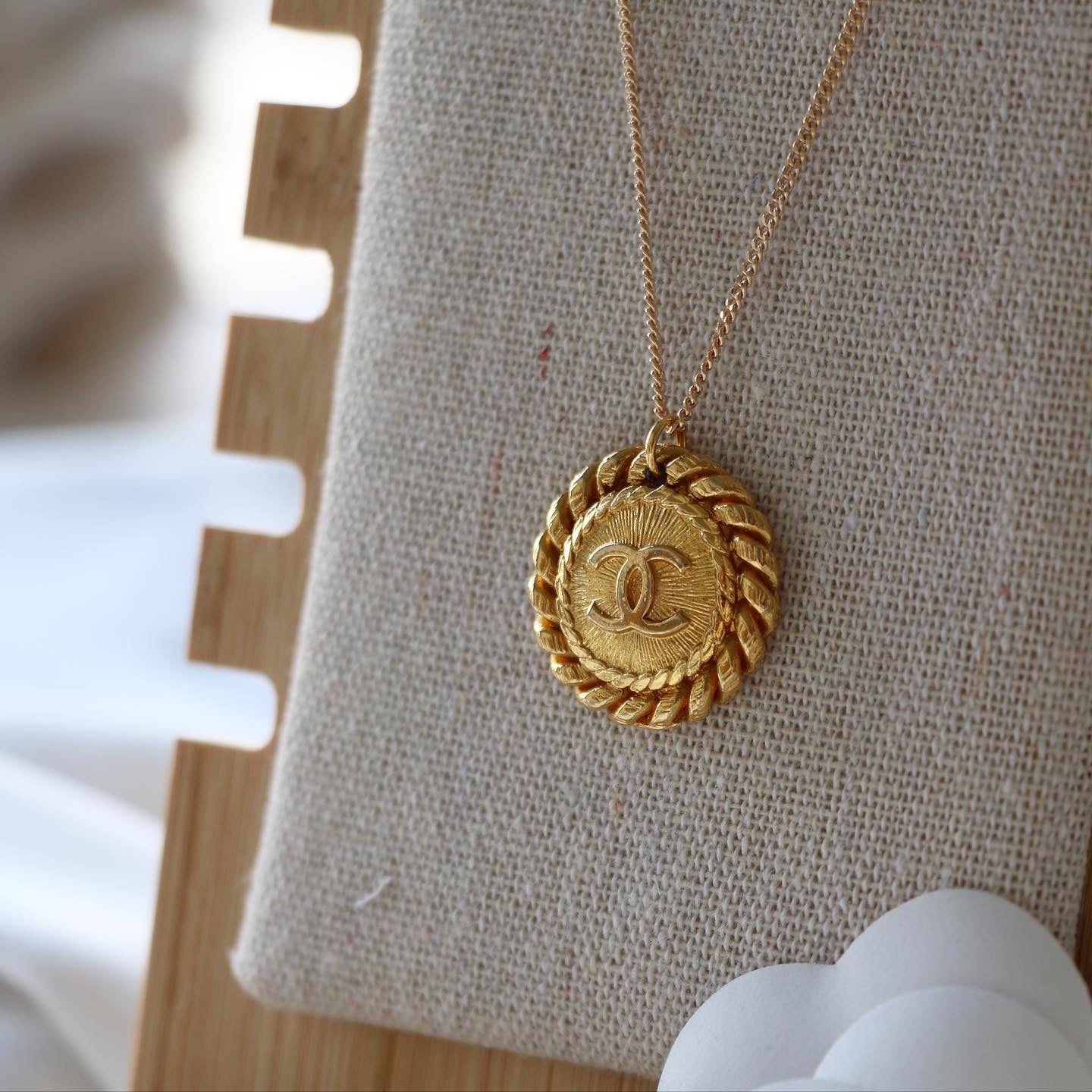 COLLIER UPCYCLÉ CHANEL | DORÉ TORSADÉ