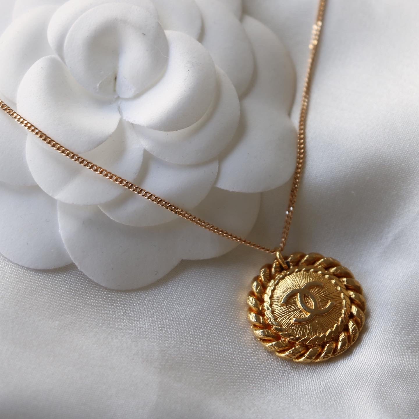 COLLIER UPCYCLÉ CHANEL | DORÉ TORSADÉ