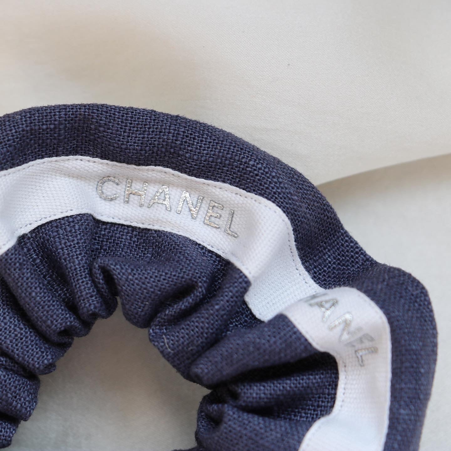 CHOUCHOU UPCYCLÉ CHANEL | BLEU GRISÉ