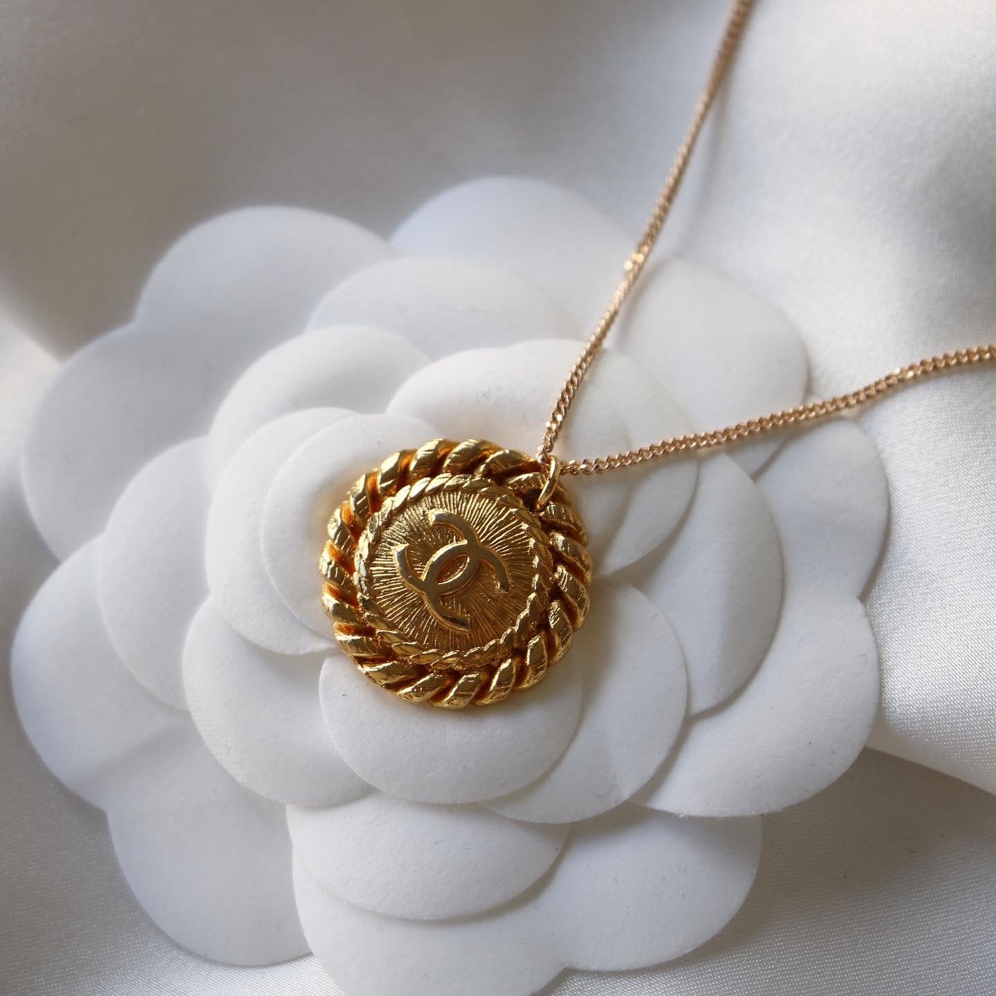 COLLIER UPCYCLÉ CHANEL | DORÉ TORSADÉ
