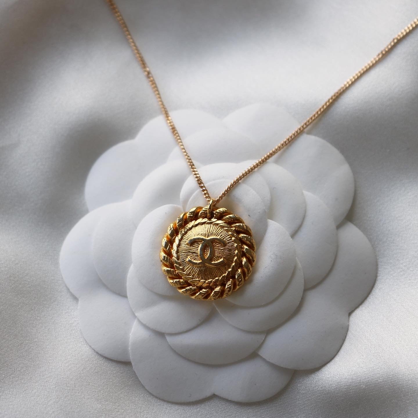 COLLIER UPCYCLÉ CHANEL | DORÉ TORSADÉ
