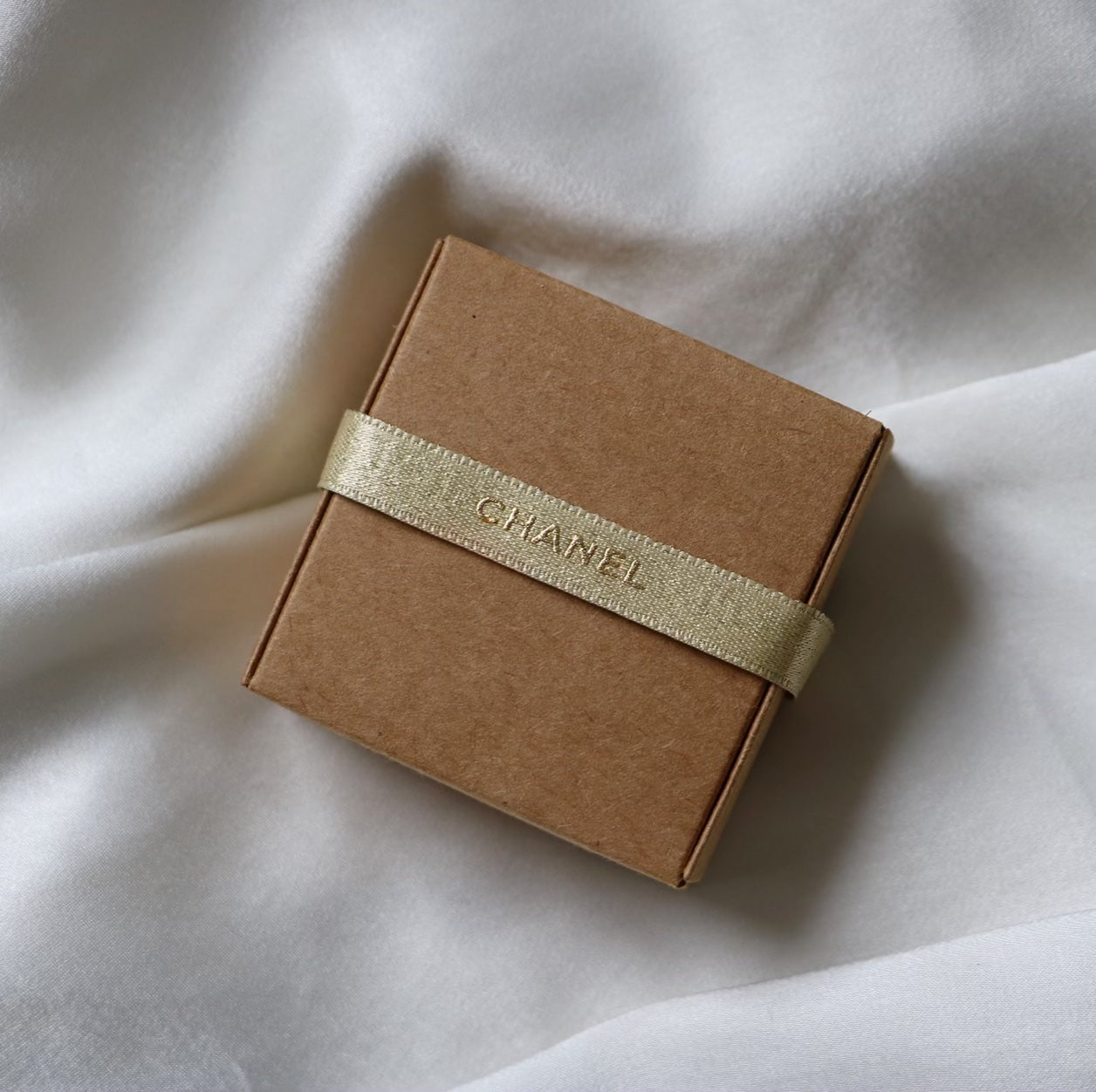 COLLIER UPCYCLÉ | BOUTON BLANC