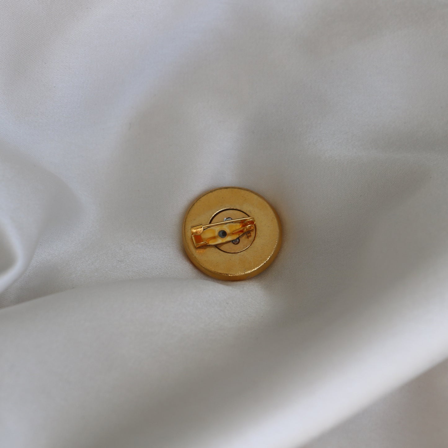 BROCHE UPCYCLÉE BOUTON CHANEL | NOIR ET DORÉ