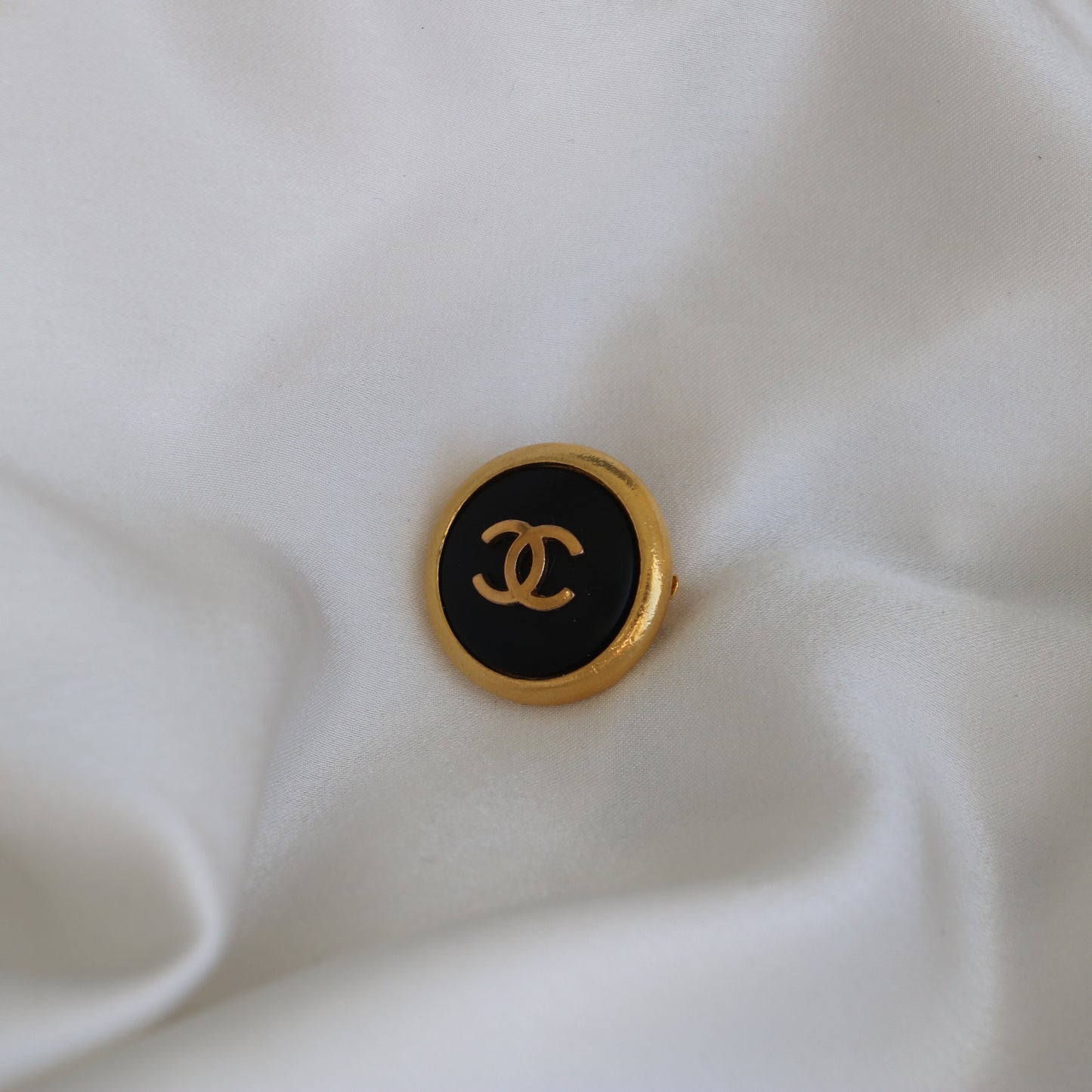 BROCHE UPCYCLÉE BOUTON CHANEL | NOIR ET DORÉ