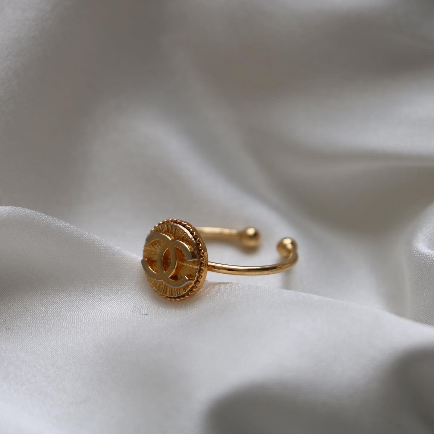 BAGUE UPCYCLÉE CHANEL PLAQUÉ OR
