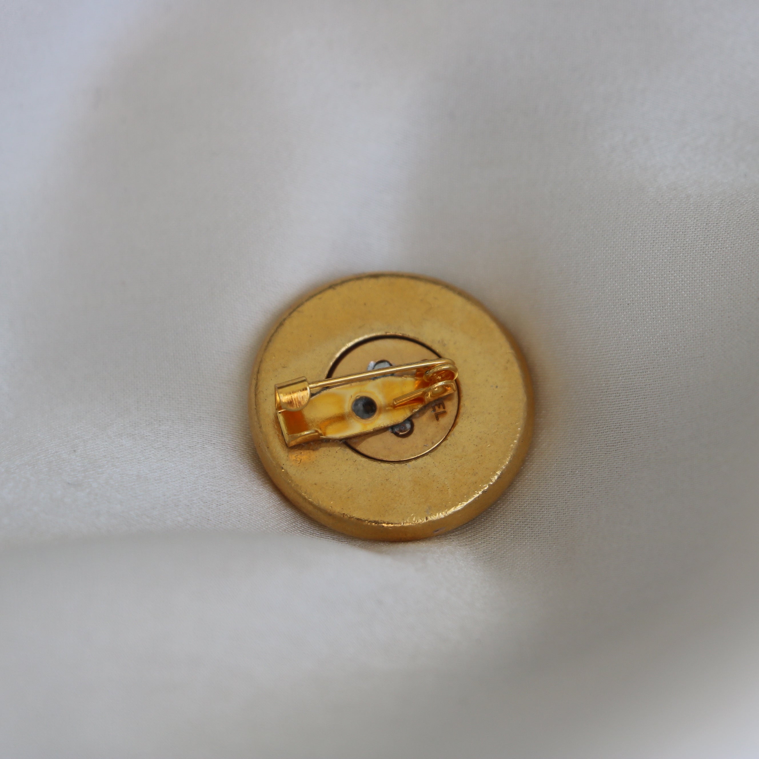 BROCHE UPCYCLÉE | NOIR ET DORÉ