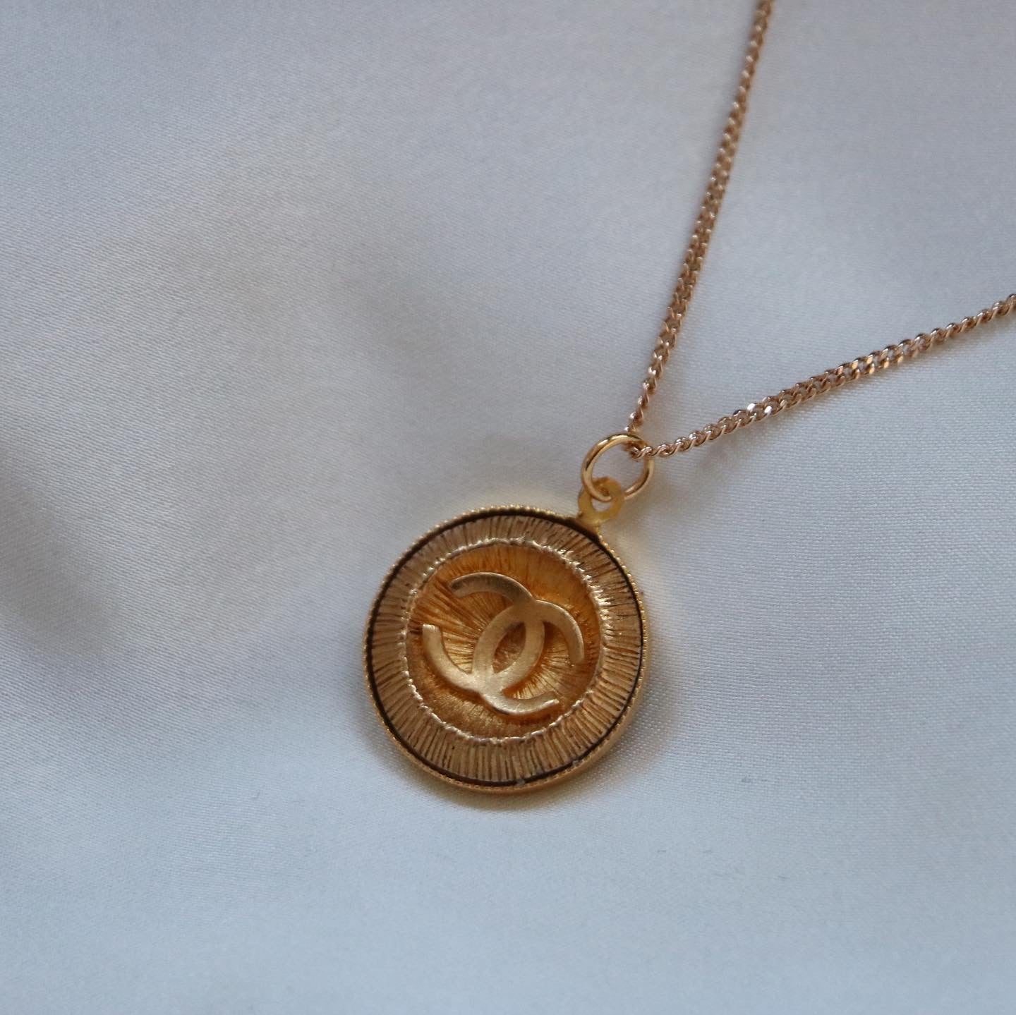 COLLIER UPCYCLÉ CHANEL | BOUTON BOMBÉ