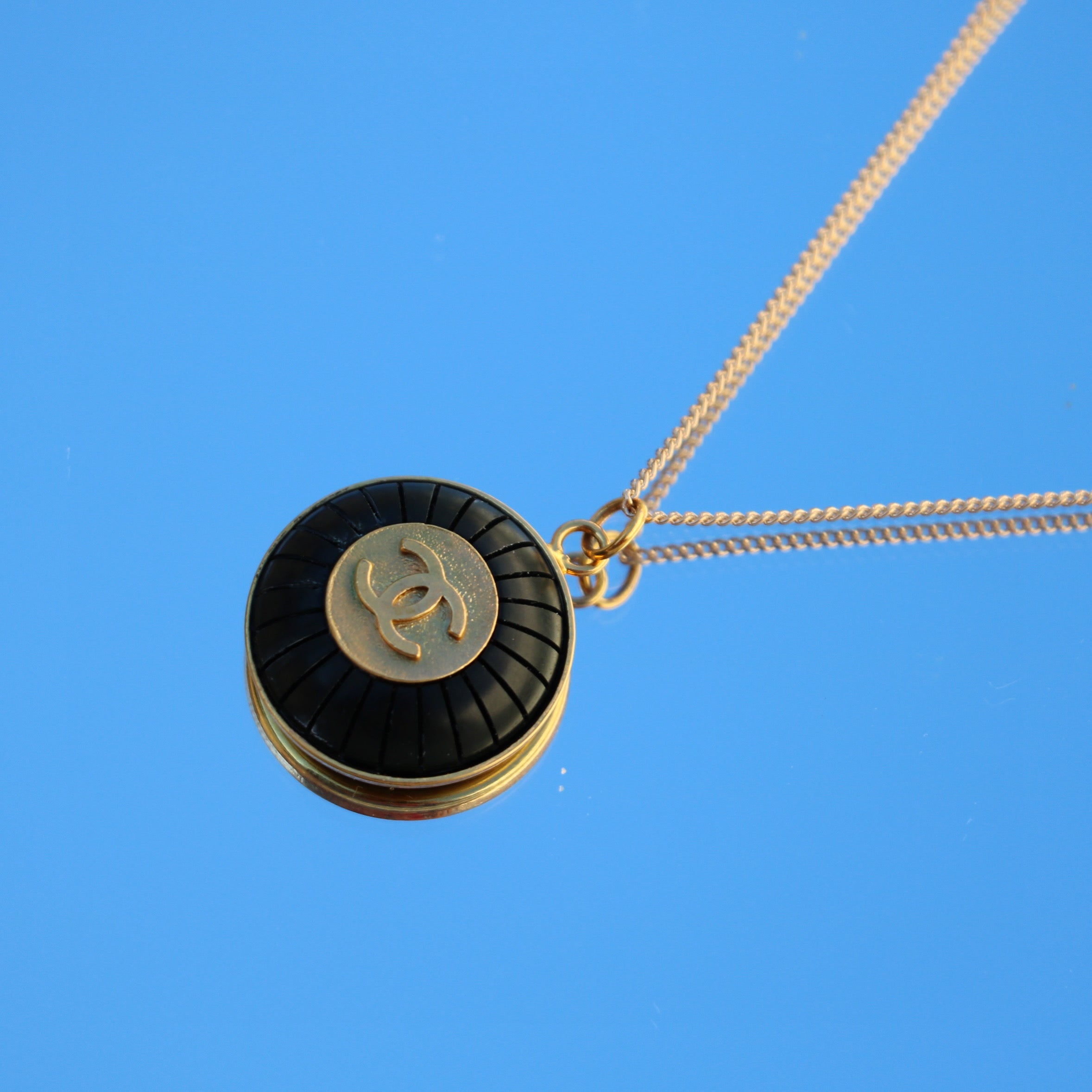 COLLIER UPCYCLÉ CHANEL | NOIR À RAYURES