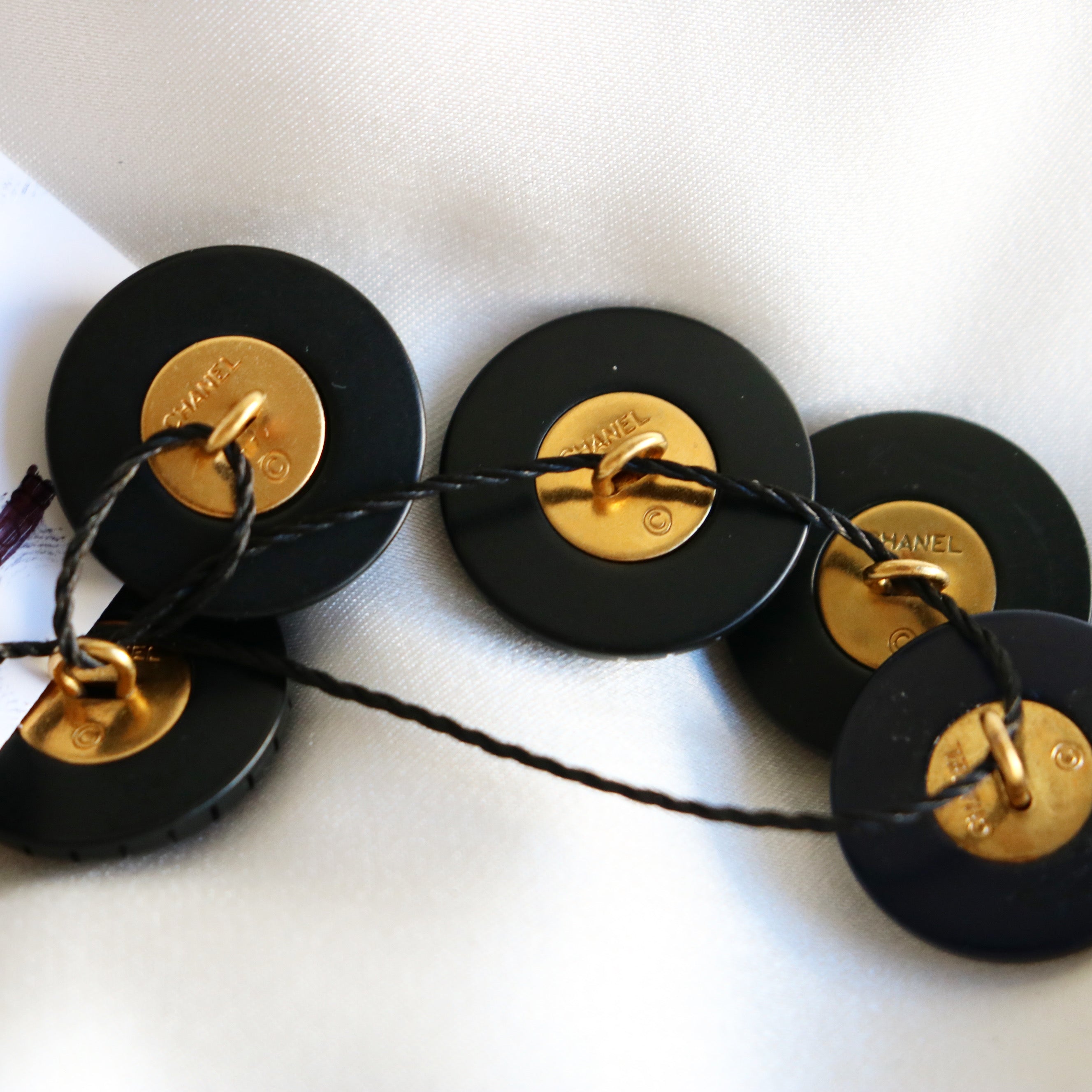 COLLIER UPCYCLÉ CHANEL | NOIR À RAYURES