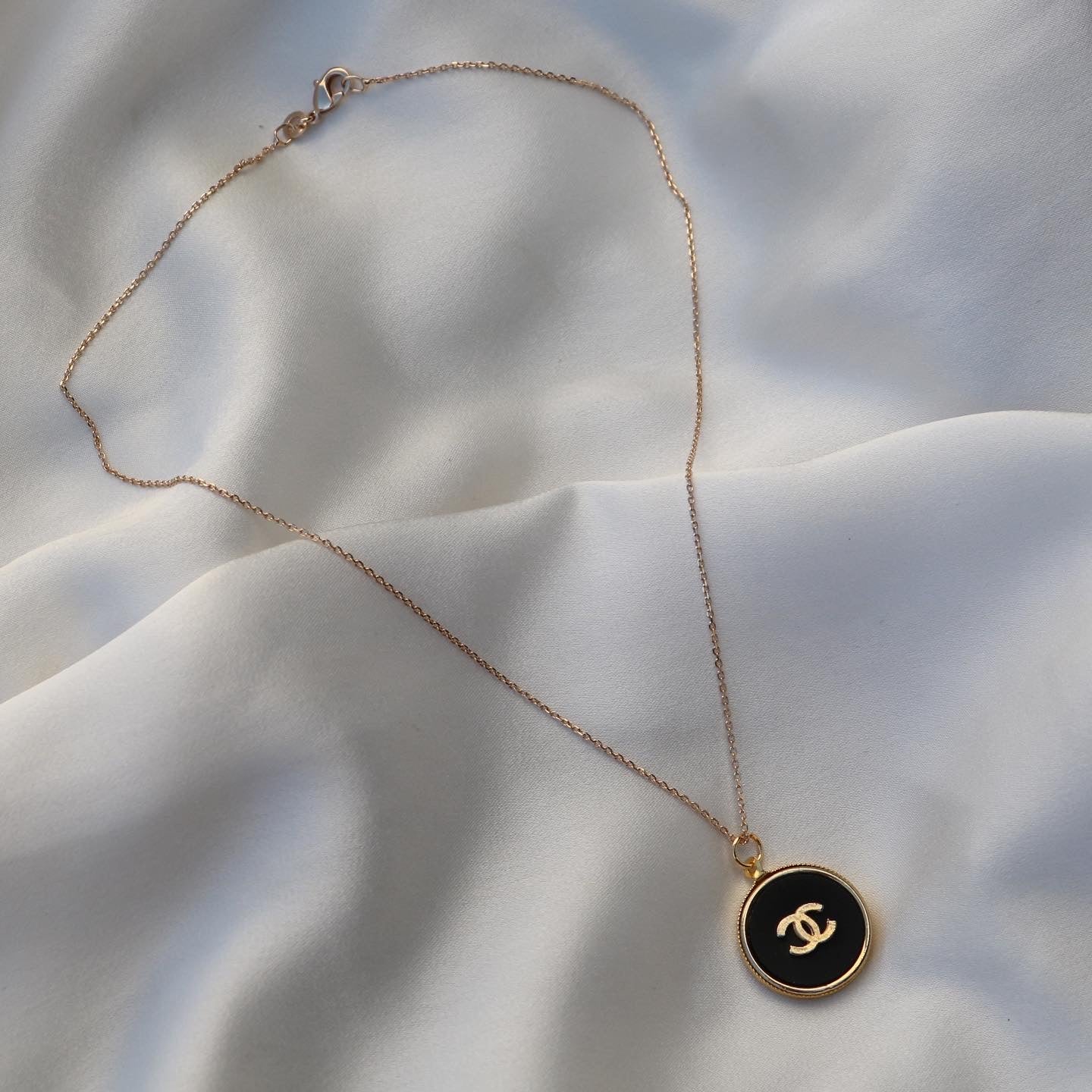 COLLIER UPCYCLÉ CHANEL NOIR & DORÉ