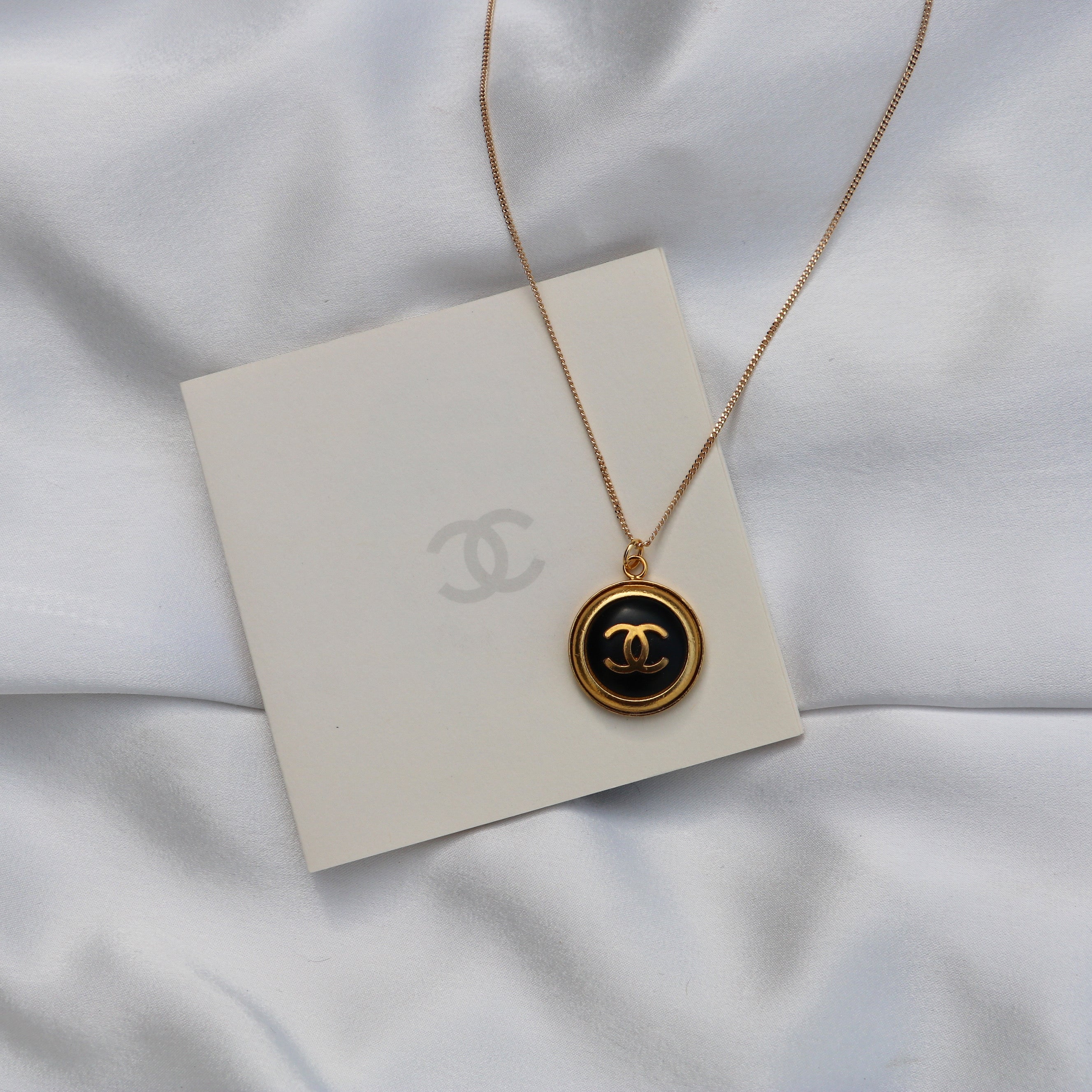 COLLIER UPCYCLÉ CHANEL | NOIR ET DORÉ