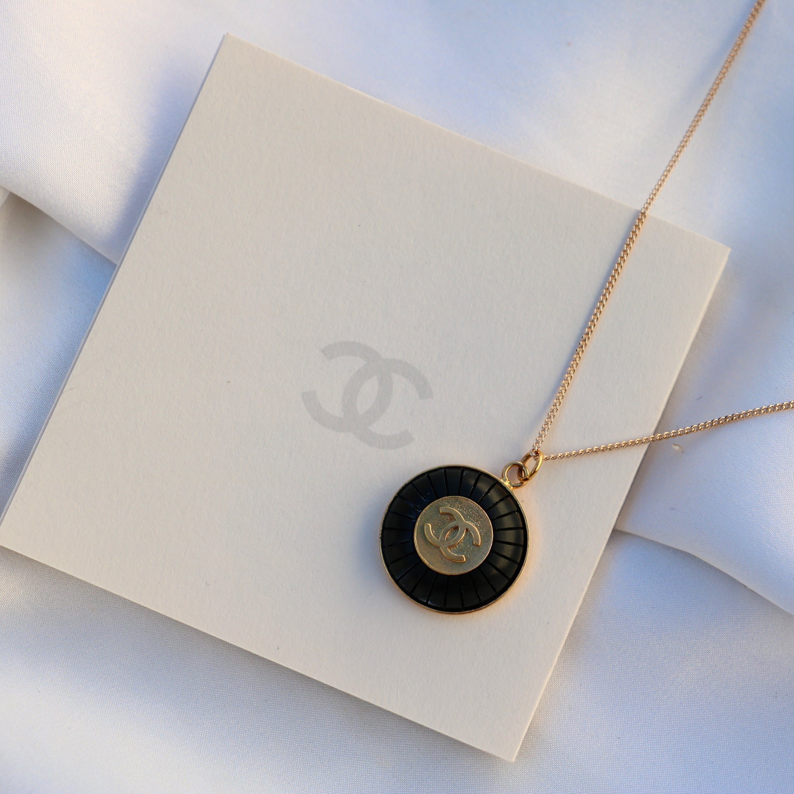 COLLIER UPCYCLÉ CHANEL | NOIR À RAYURES