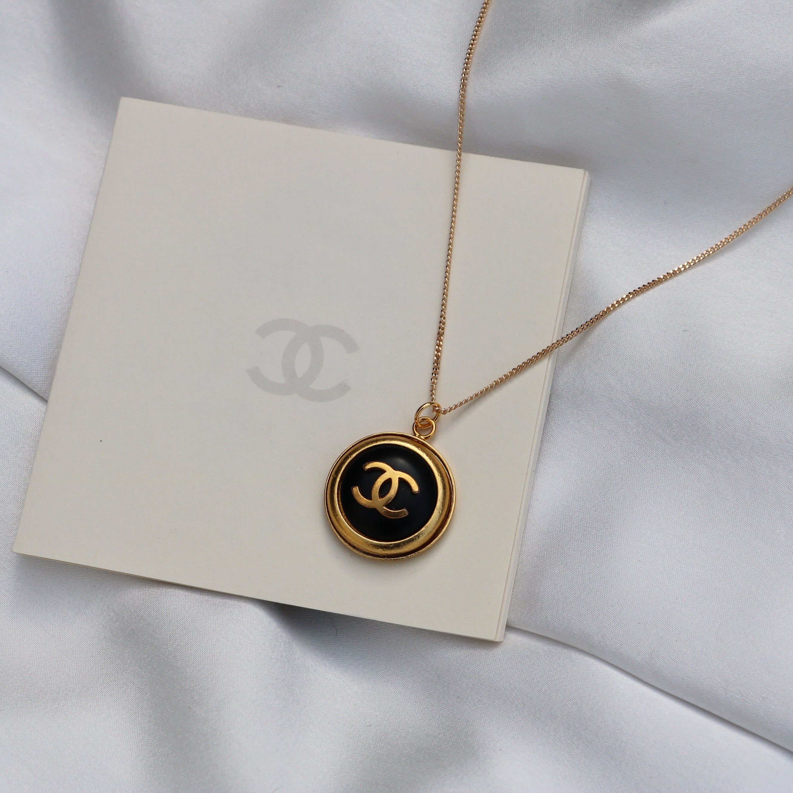 COLLIER UPCYCLÉ CHANEL | NOIR ET DORÉ