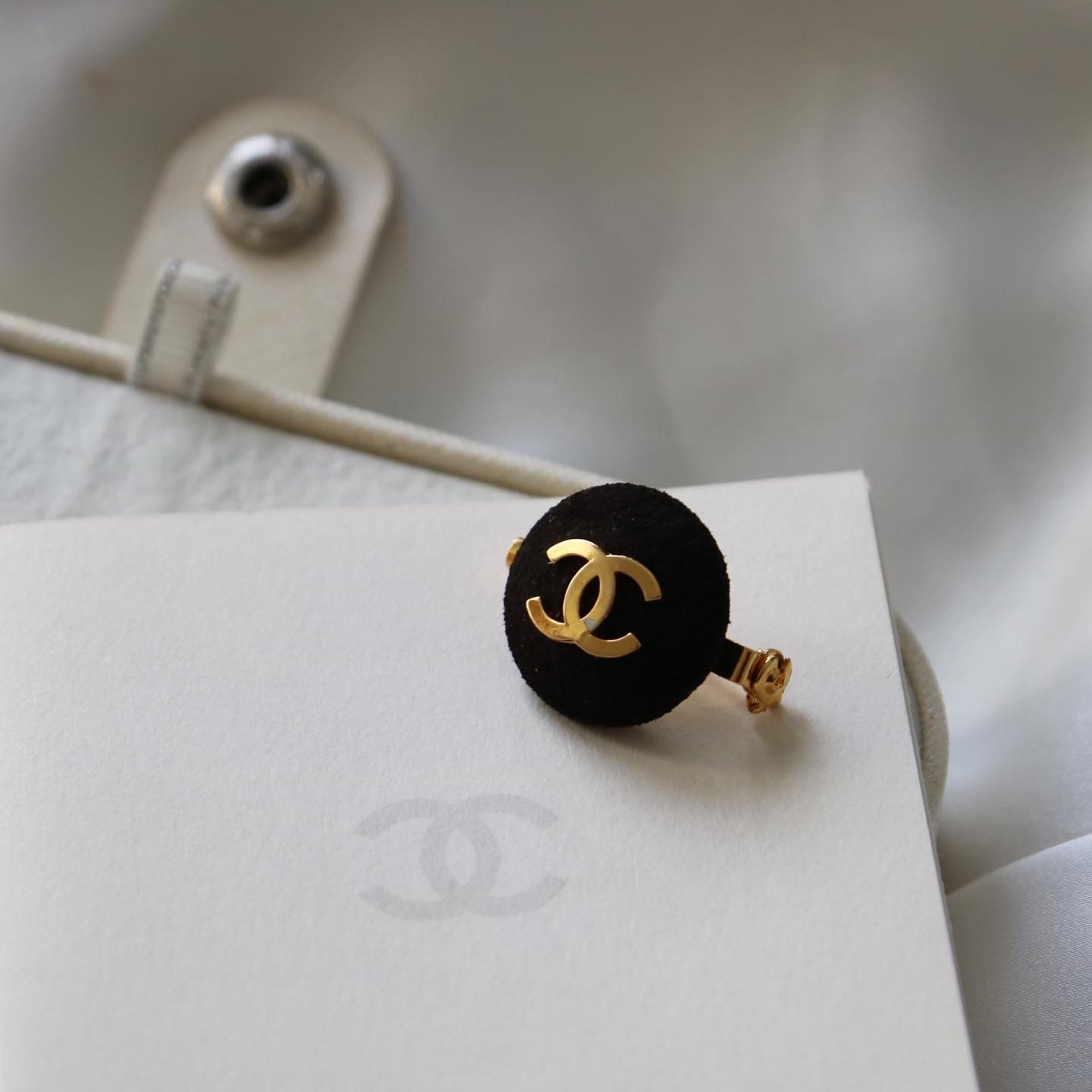 BROCHE UPCYCLÉE « IMPARFAITE » | SUÉDINE