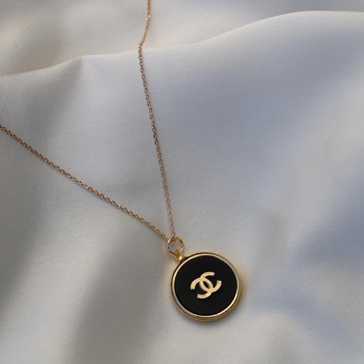 COLLIER UPCYCLÉ CHANEL NOIR & DORÉ
