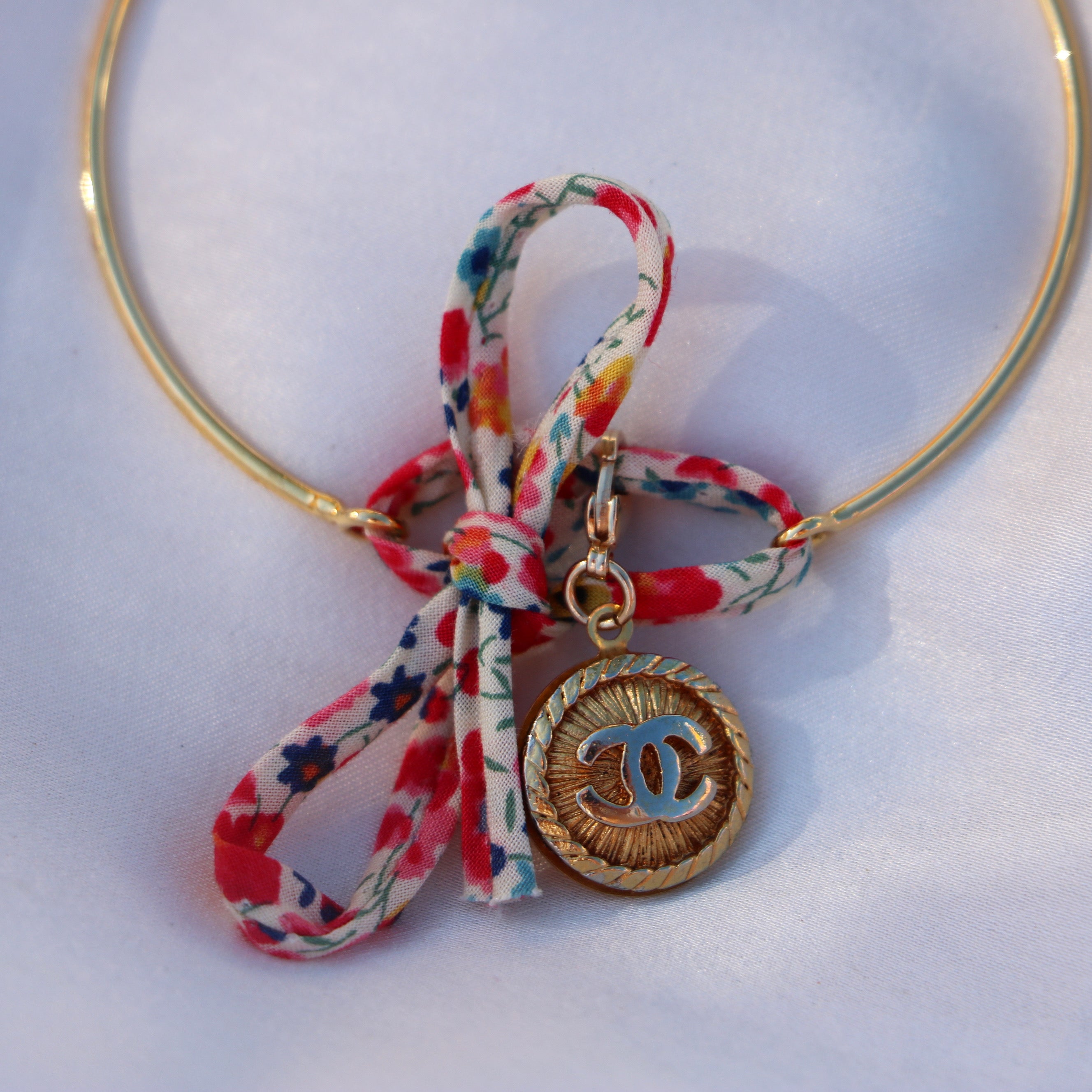 BRACELET JONC CHARM UPCYCLÉ CHANEL