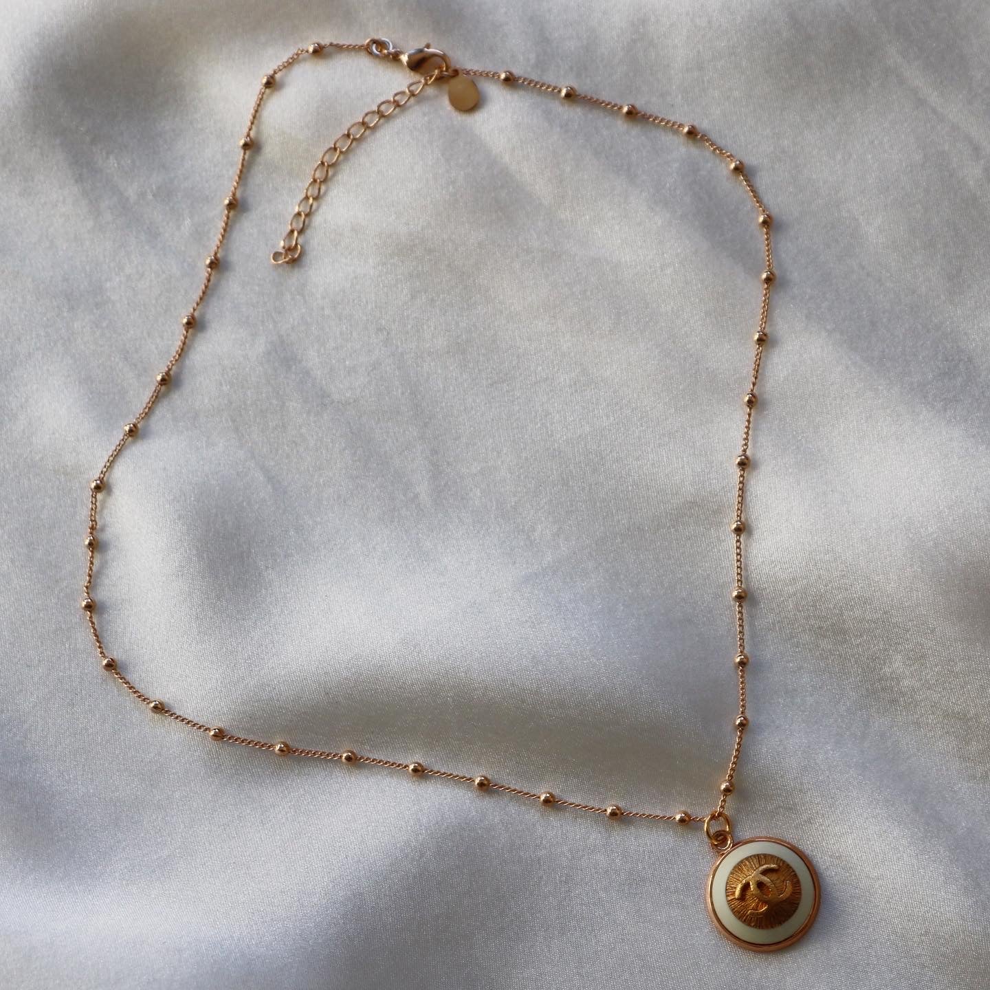 COLLIER UPCYCLÉ | BOUTON BLANC