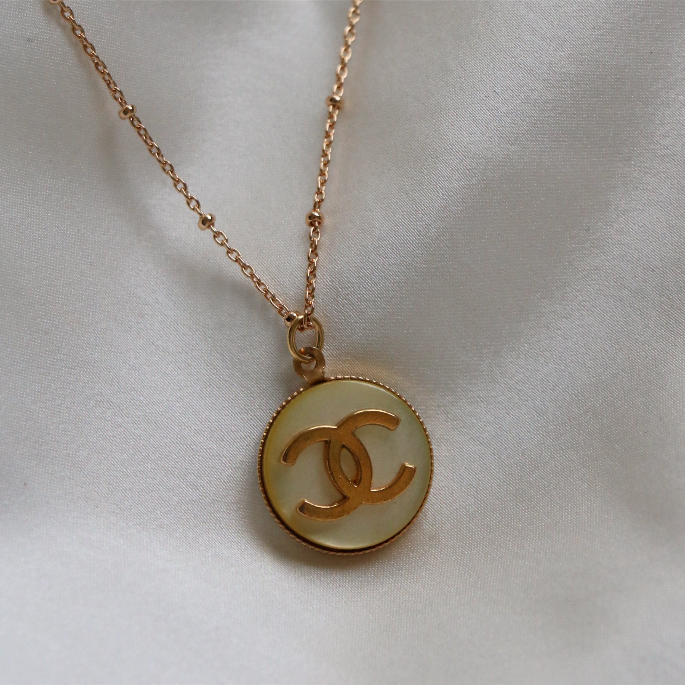 COLLIER RARE UPCYCLÉ CHANEL | NACRE