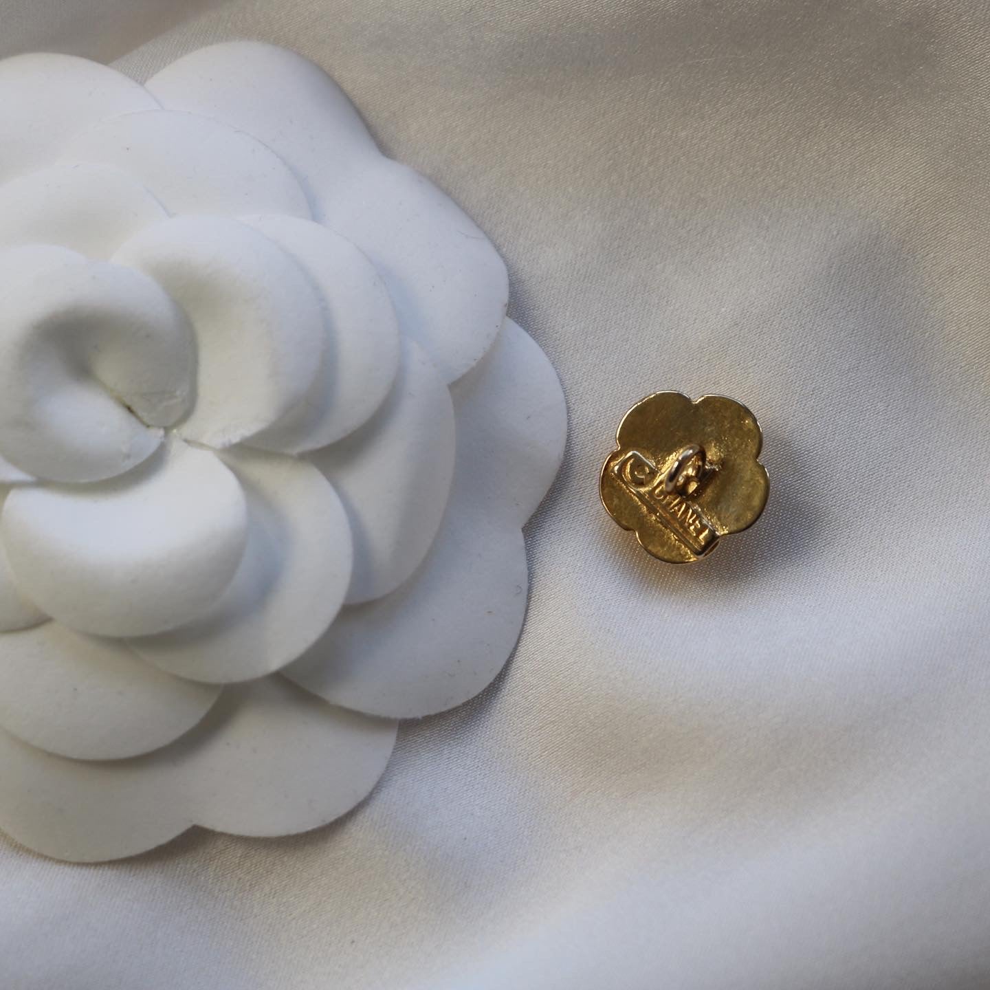 BROCHE UPCYCLÉE | CAMÉLIA