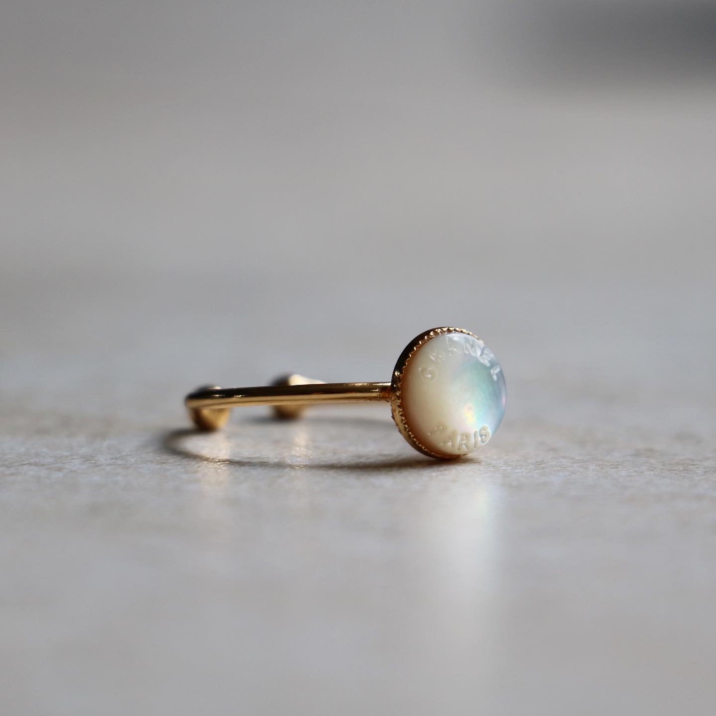 BAGUE UPCYCLÉE CHANEL PLAQUÉ OR | NACRE