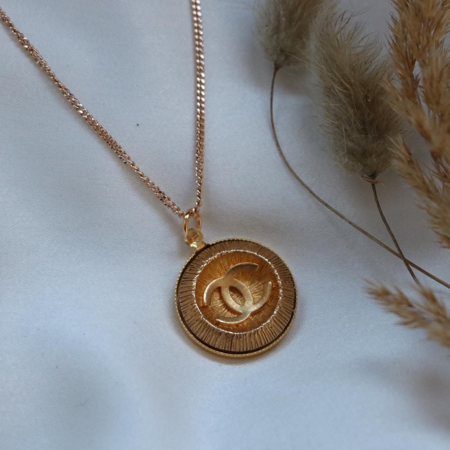 COLLIER UPCYCLÉ CHANEL | BOUTON BOMBÉ