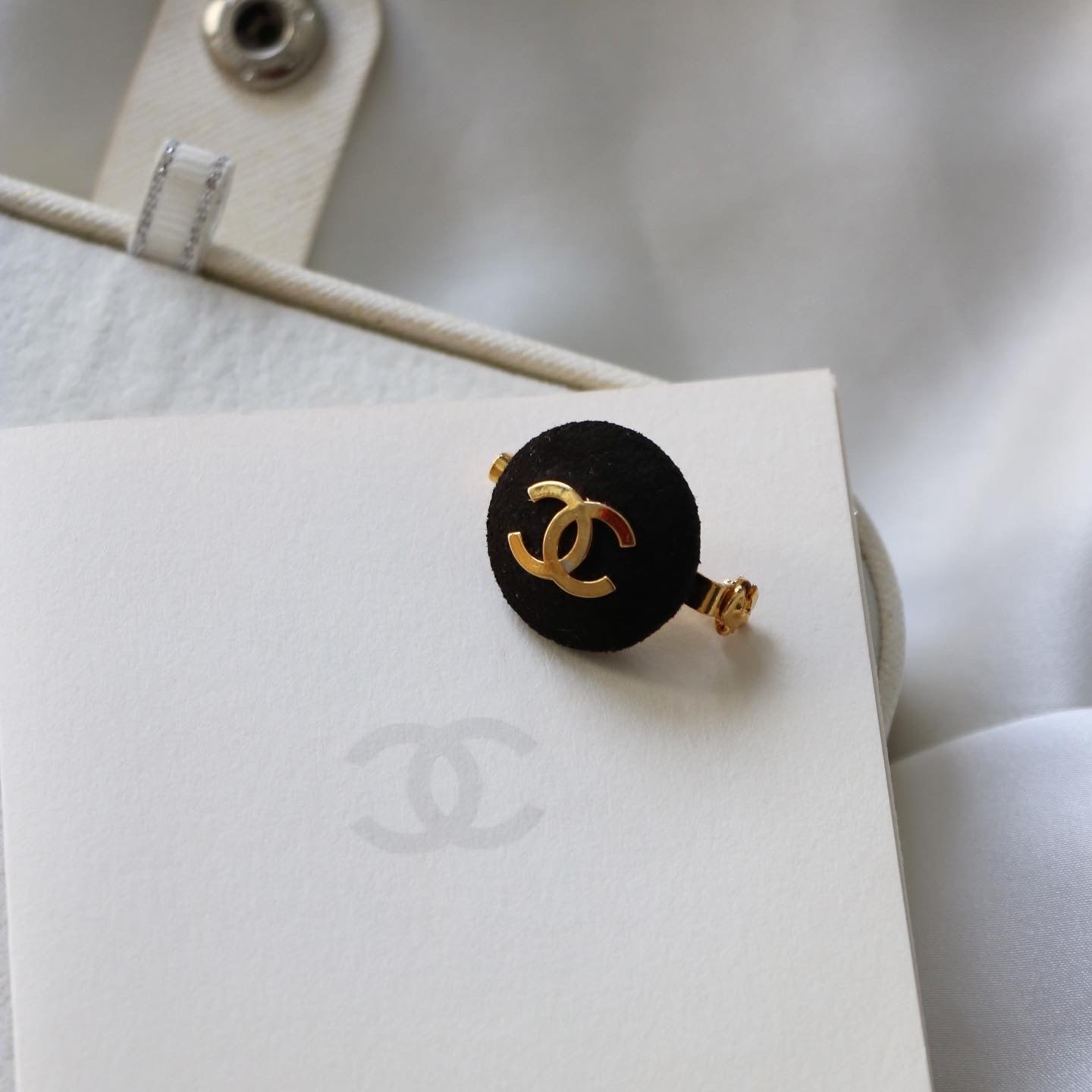 BROCHE UPCYCLÉE « IMPARFAITE » | SUÉDINE