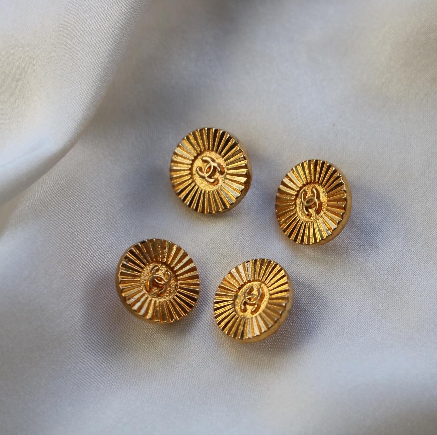 PRÉ COMMANDE | COLLIER À CHARM UPCYCLÉ CHANEL "PETIT SOLEIL"