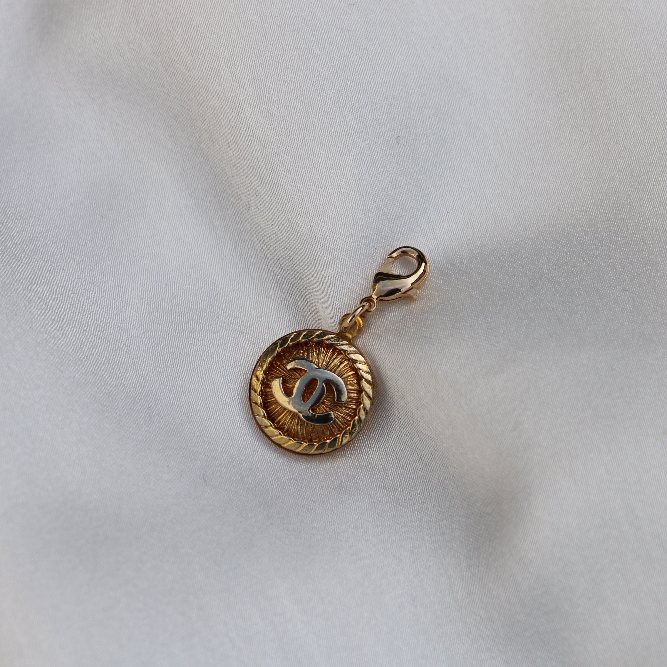 COLLIER CHOKER À CHARM UPCYCLÉ CHANEL