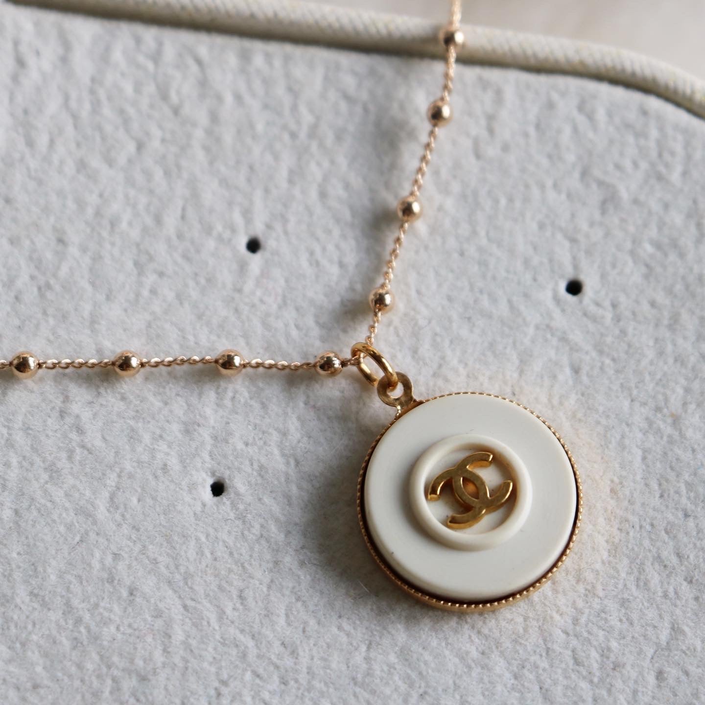 COLLIER UPCYCLÉ CHANEL | BLANC