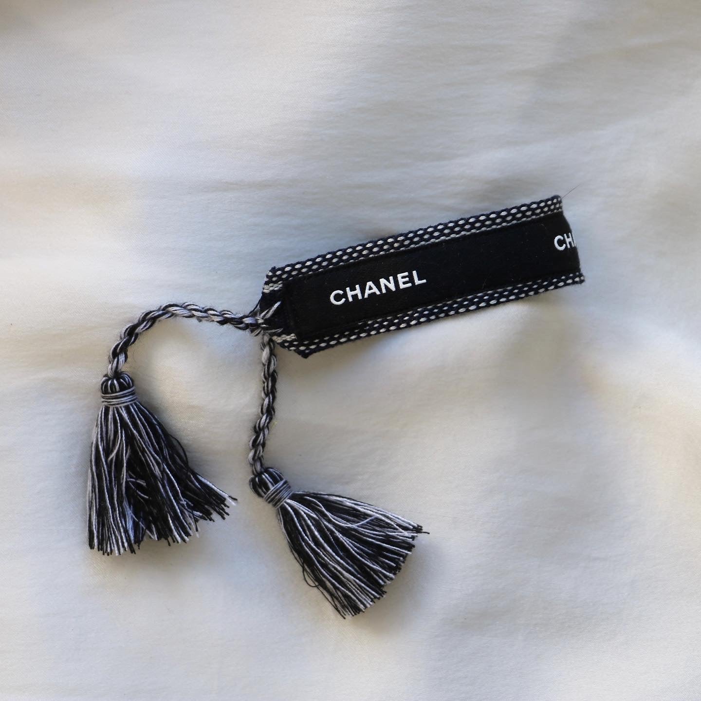 BRACELET TISSÉ UPCYCLÉ CHANEL | NOIR & BLANC