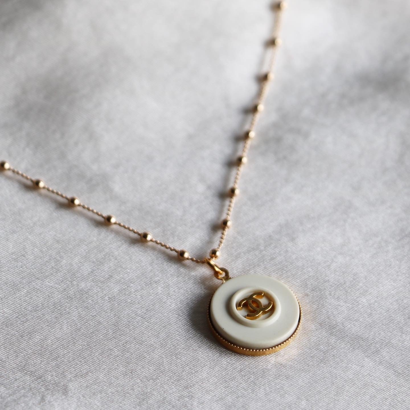 COLLIER UPCYCLÉ CHANEL | BLANC