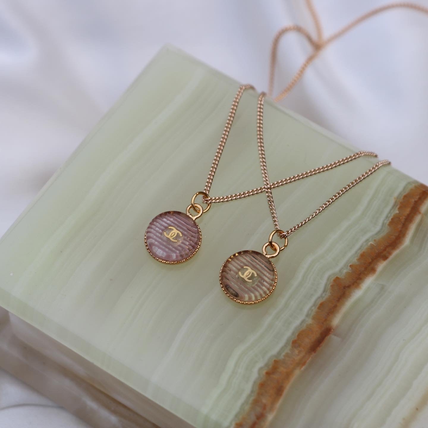 COLLIER UPCYCLÉ | BOUTON ROSE TRANSPARENT