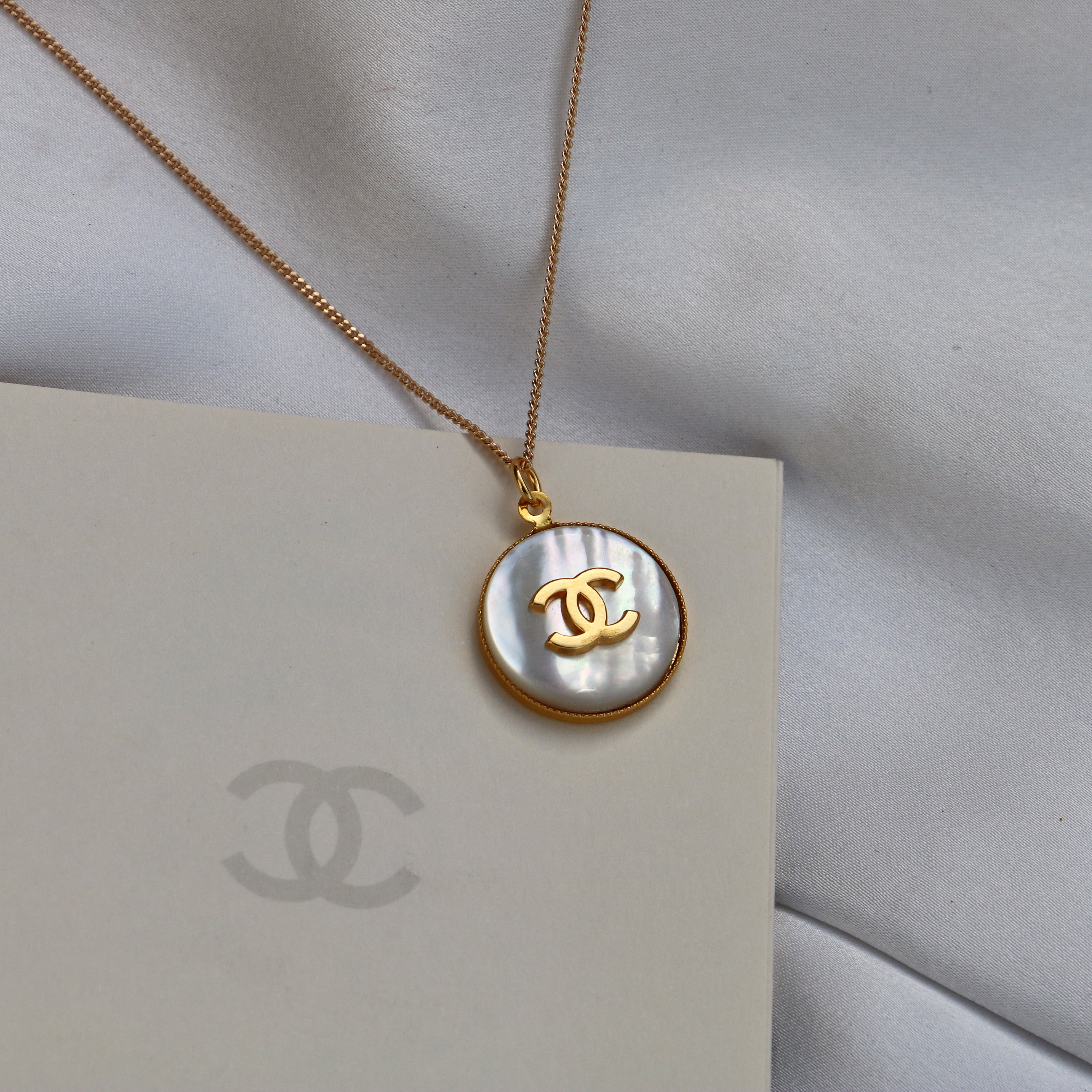 COLLIER UPCYCLÉ CHANEL | BLANC NACRE