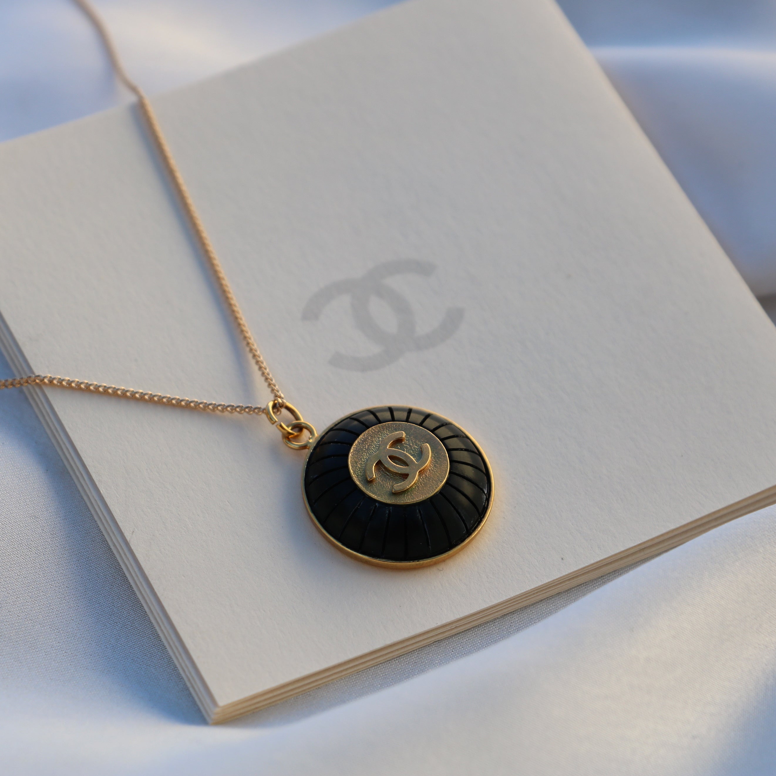 COLLIER UPCYCLÉ CHANEL | NOIR À RAYURES