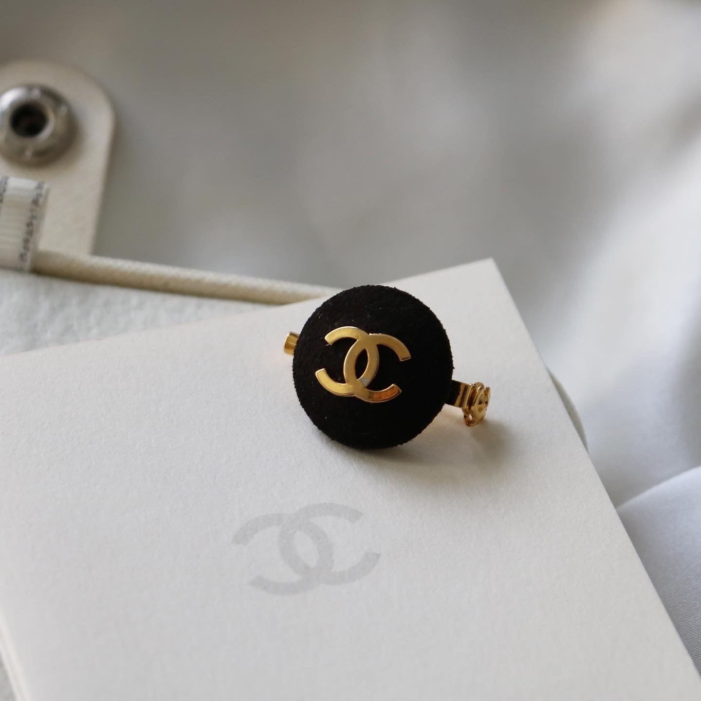 BROCHE UPCYCLÉE « IMPARFAITE » | SUÉDINE