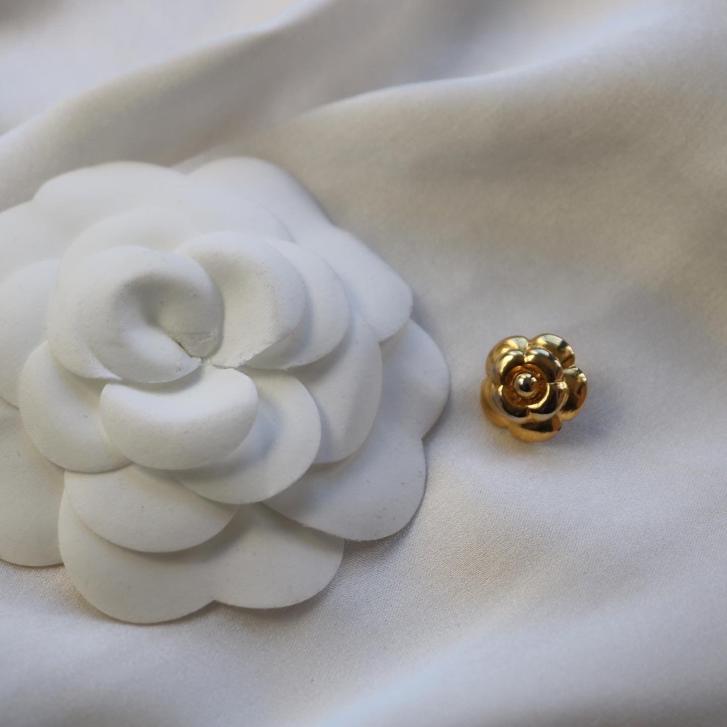 BROCHE UPCYCLÉE | CAMÉLIA