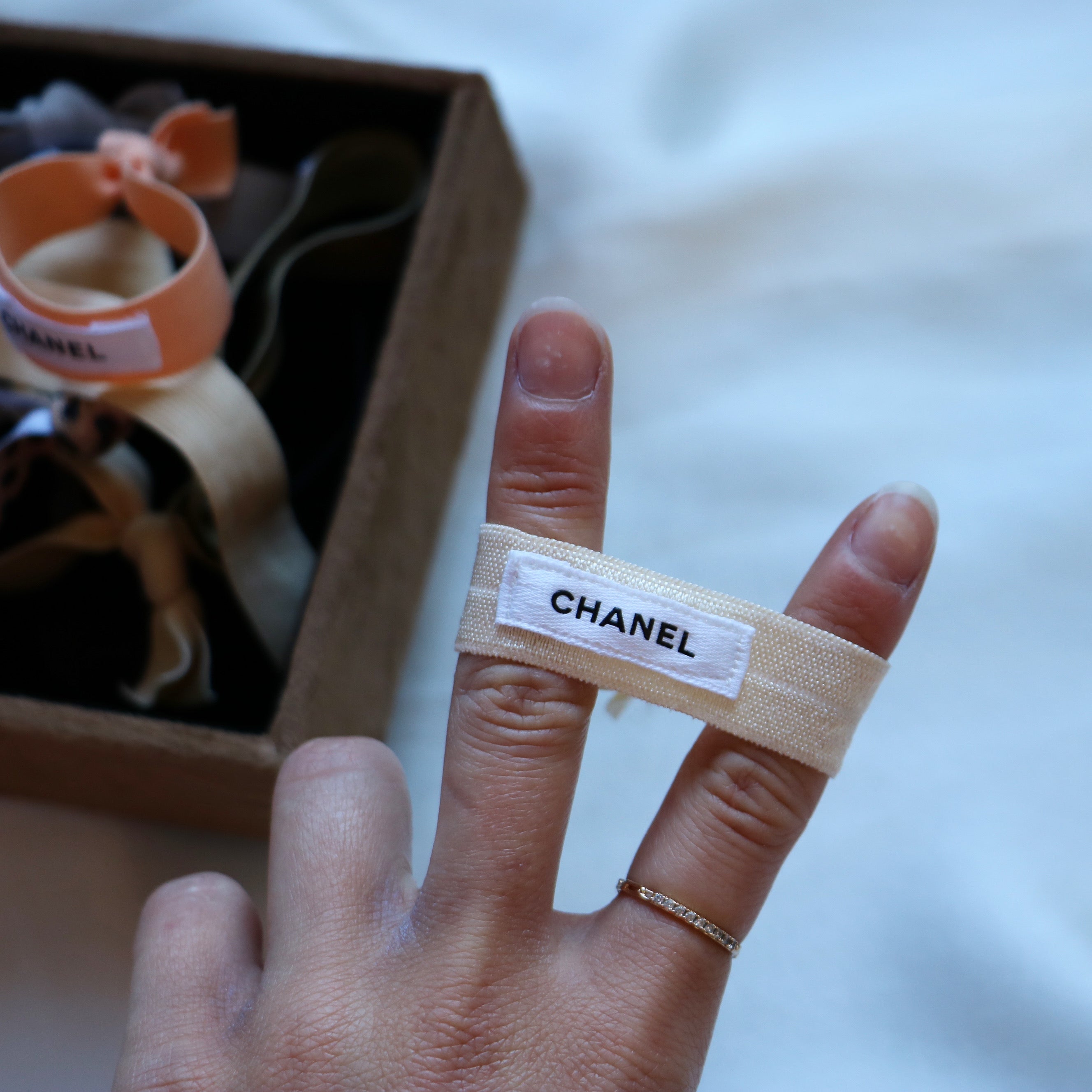 BRACELET ÉLASTIQUE UPCYCLÉ | RUBAN CHANEL
