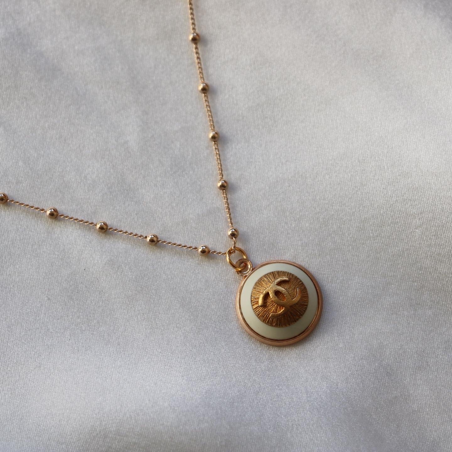 COLLIER UPCYCLÉ | BOUTON BLANC