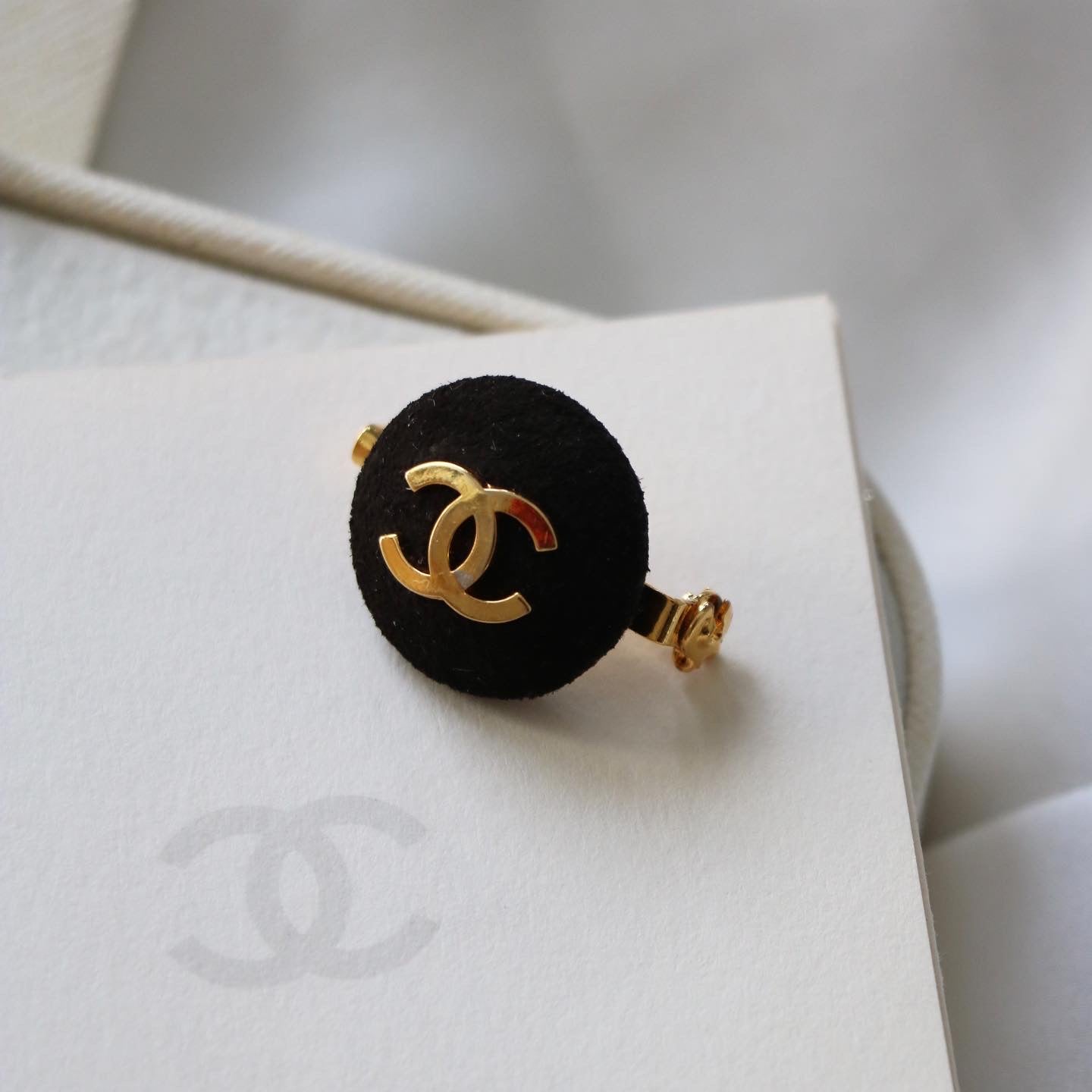 BROCHE UPCYCLÉE « IMPARFAITE » | SUÉDINE