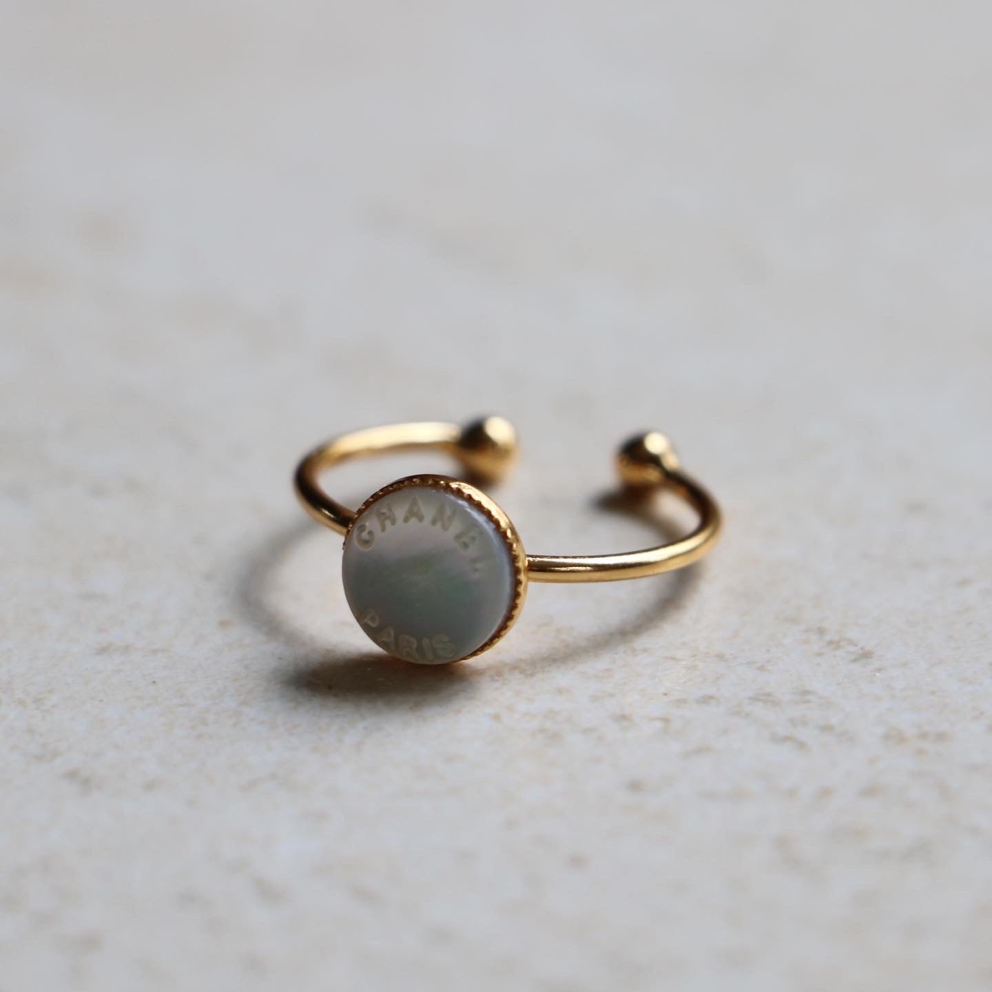 BAGUE UPCYCLÉE CHANEL PLAQUÉ OR | NACRE