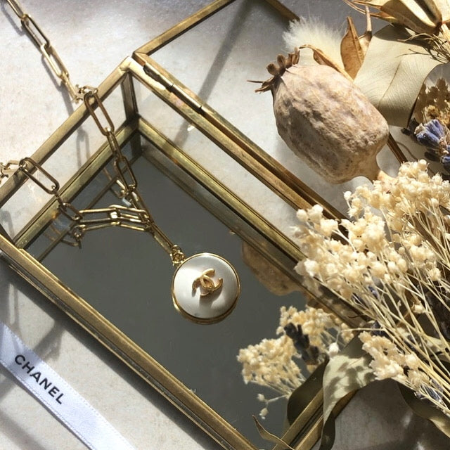 COLLIER UPCYCLÉ CHANEL "IMPARFAIT" BLANC