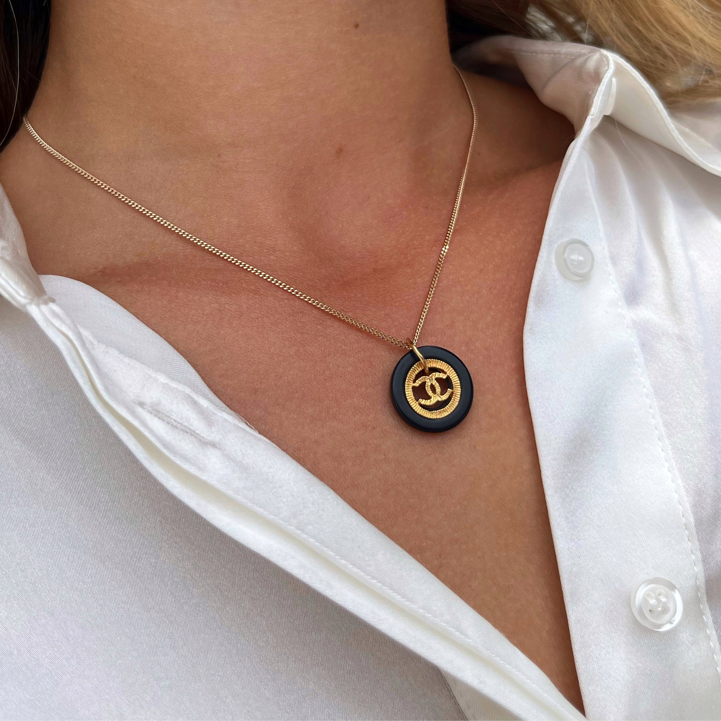 COLLIER UPCYCLÉ CHANEL | NOIR ET DORÉ