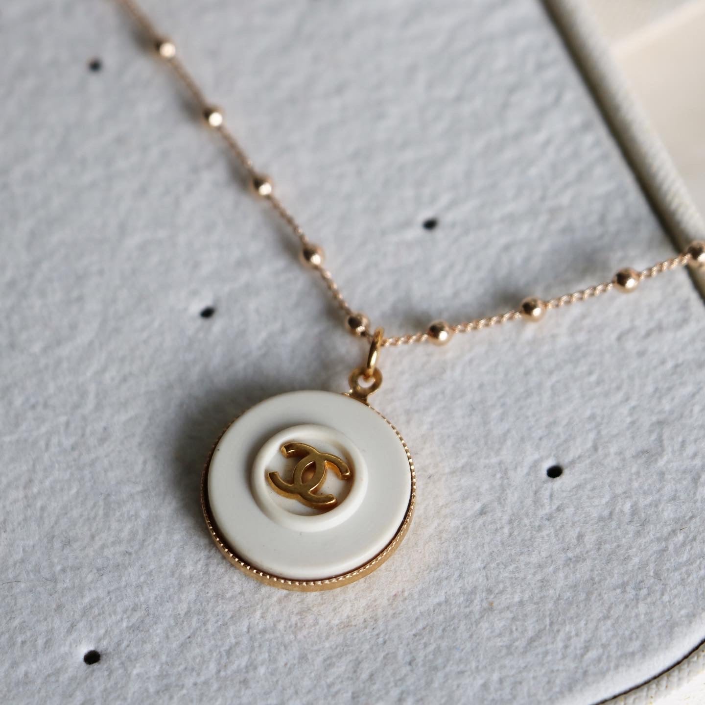 COLLIER UPCYCLÉ CHANEL | BLANC