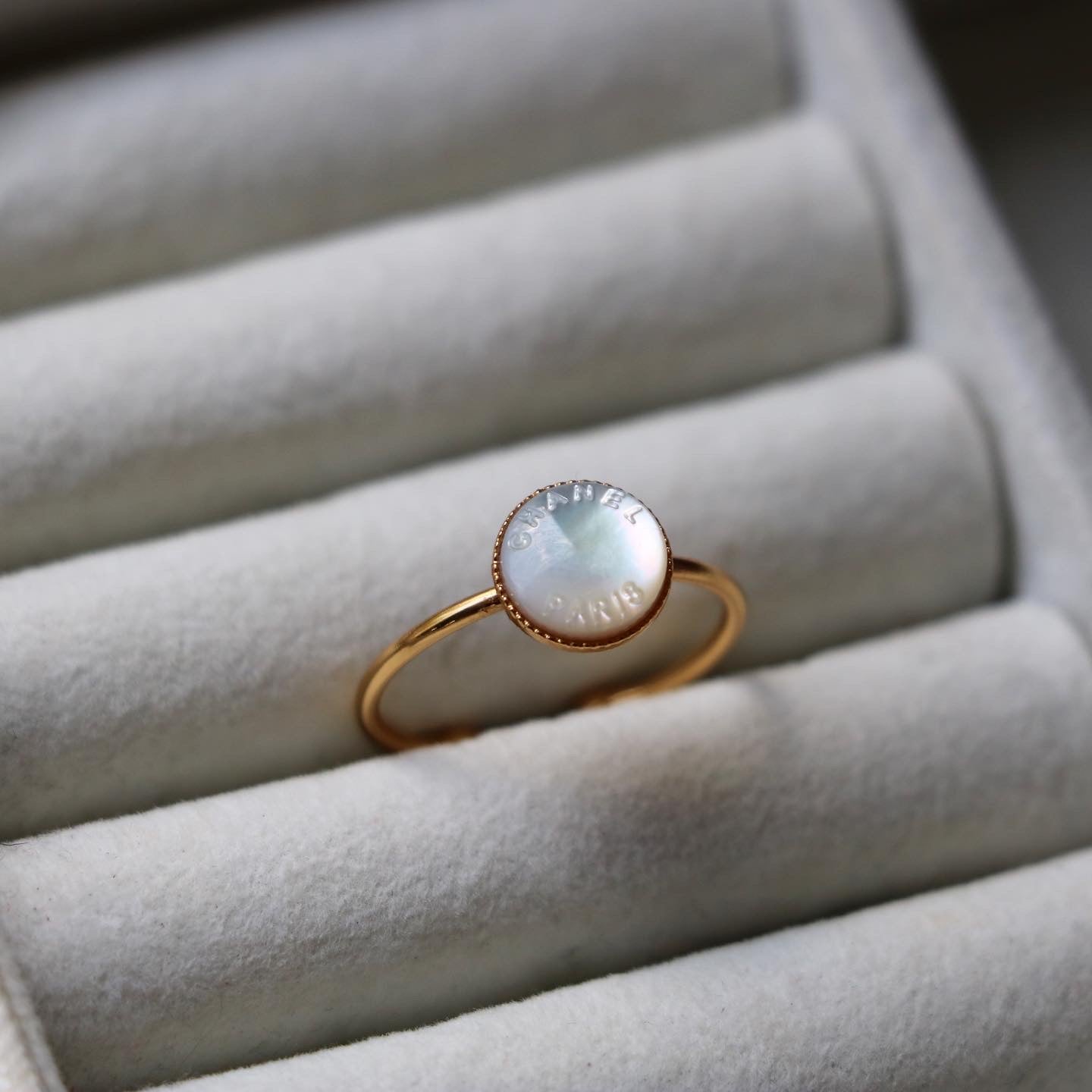 BAGUE UPCYCLÉE CHANEL PLAQUÉ OR | NACRE