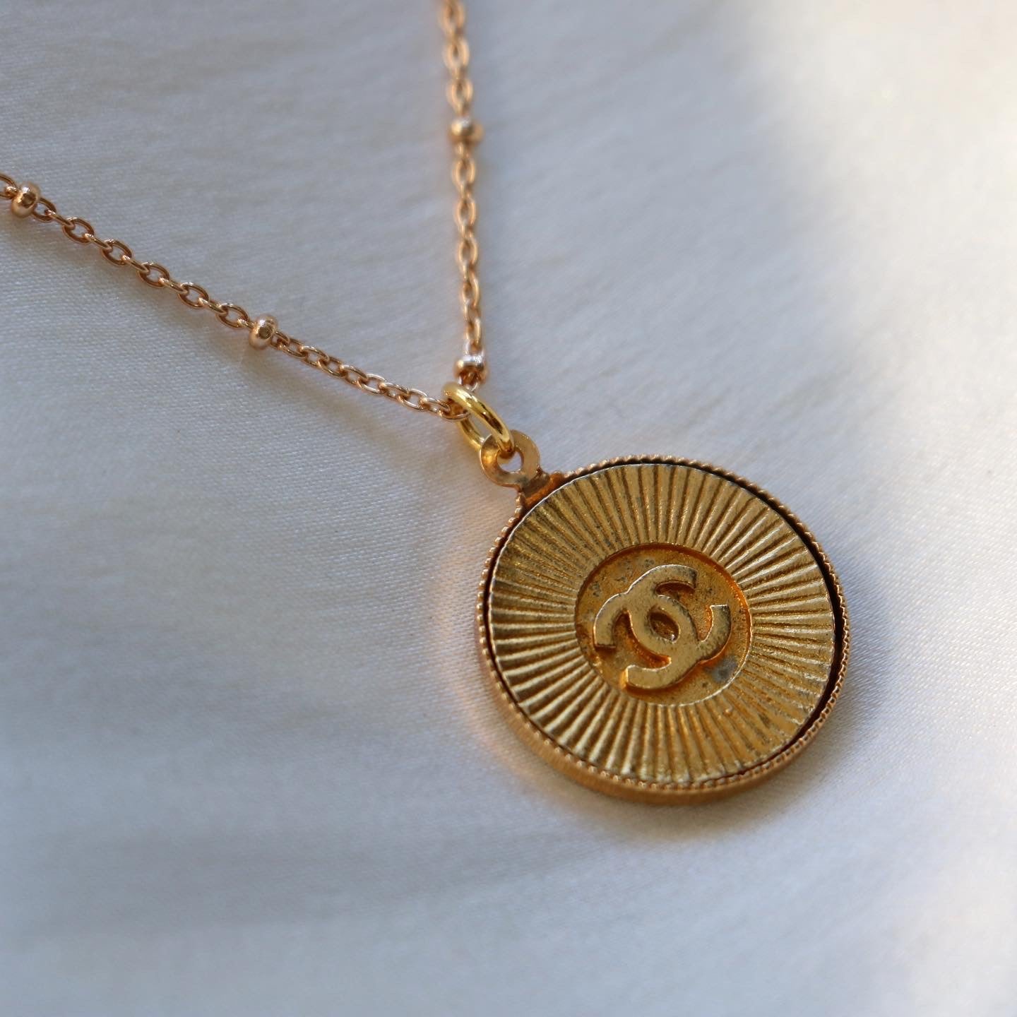 COLLIER UPCYCLÉ CHANEL SOLEIL "IMPARFAIT"