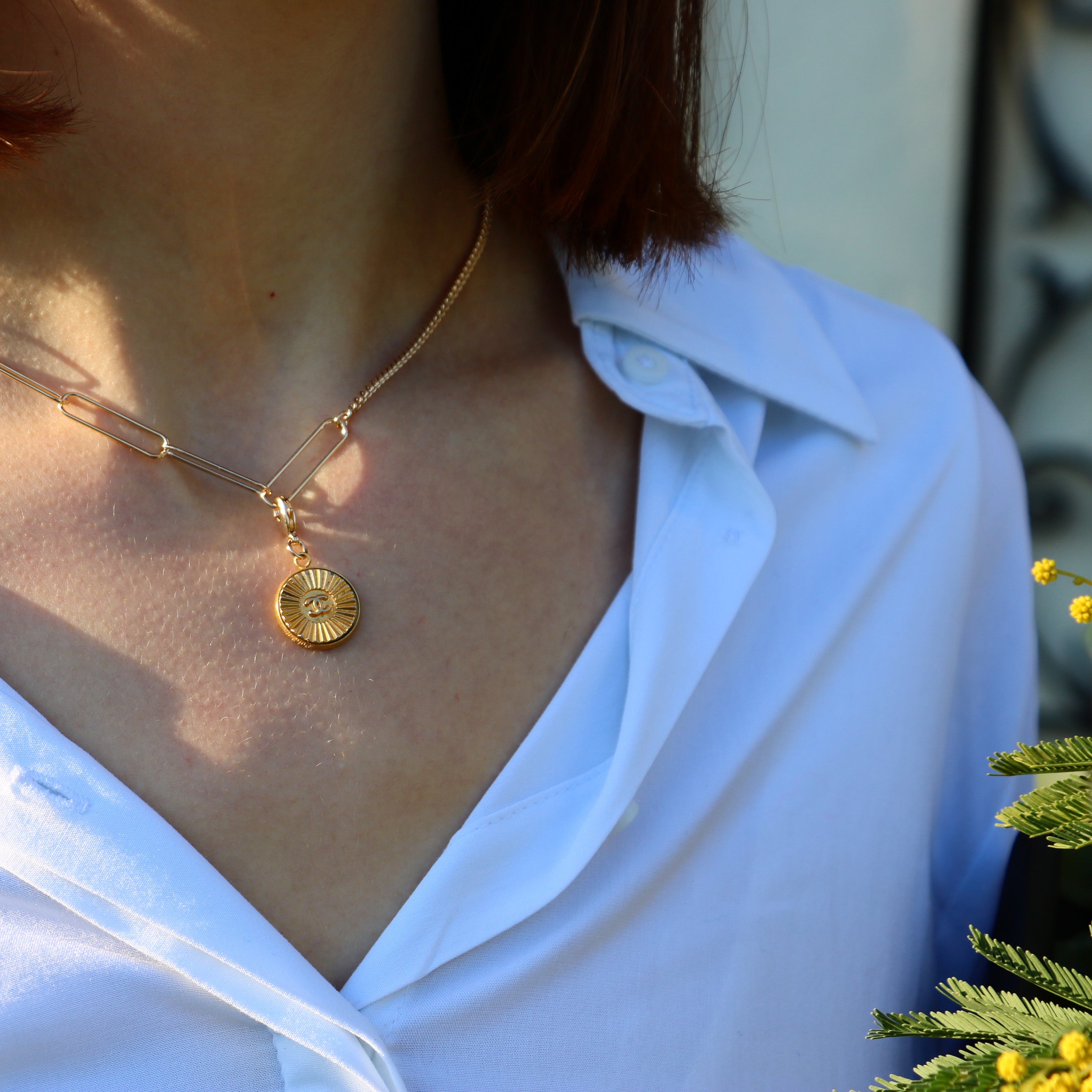 PRÉ COMMANDE | COLLIER À CHARM UPCYCLÉ CHANEL "PETIT SOLEIL"
