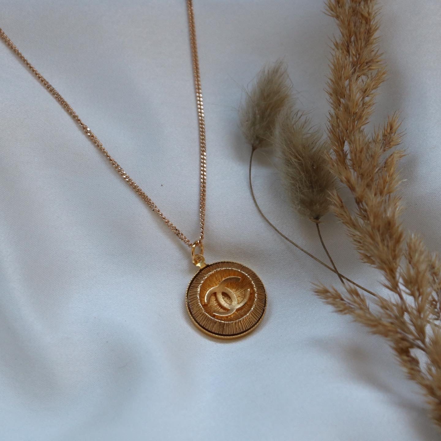 COLLIER UPCYCLÉ CHANEL | BOUTON BOMBÉ