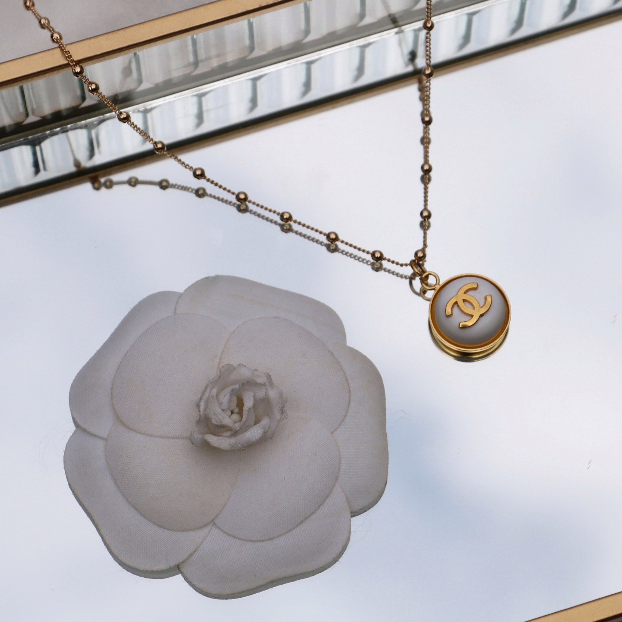 COLLIER UPCYCLÉ CHANEL | BLANC