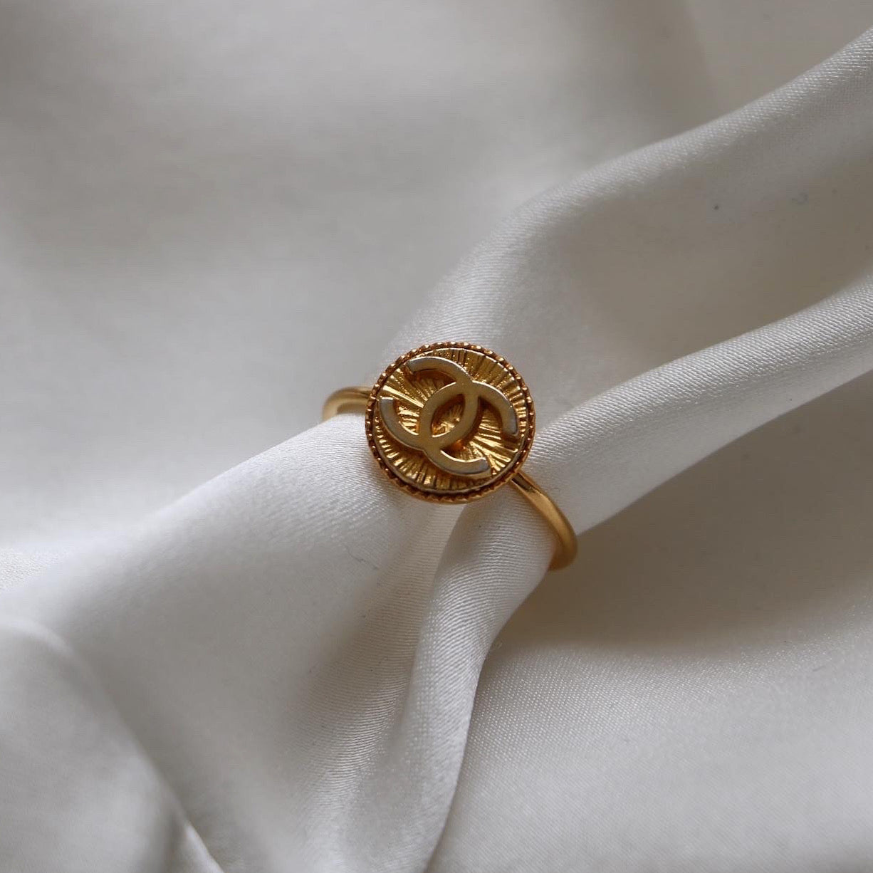 BAGUE UPCYCLÉE CHANEL PLAQUÉ OR
