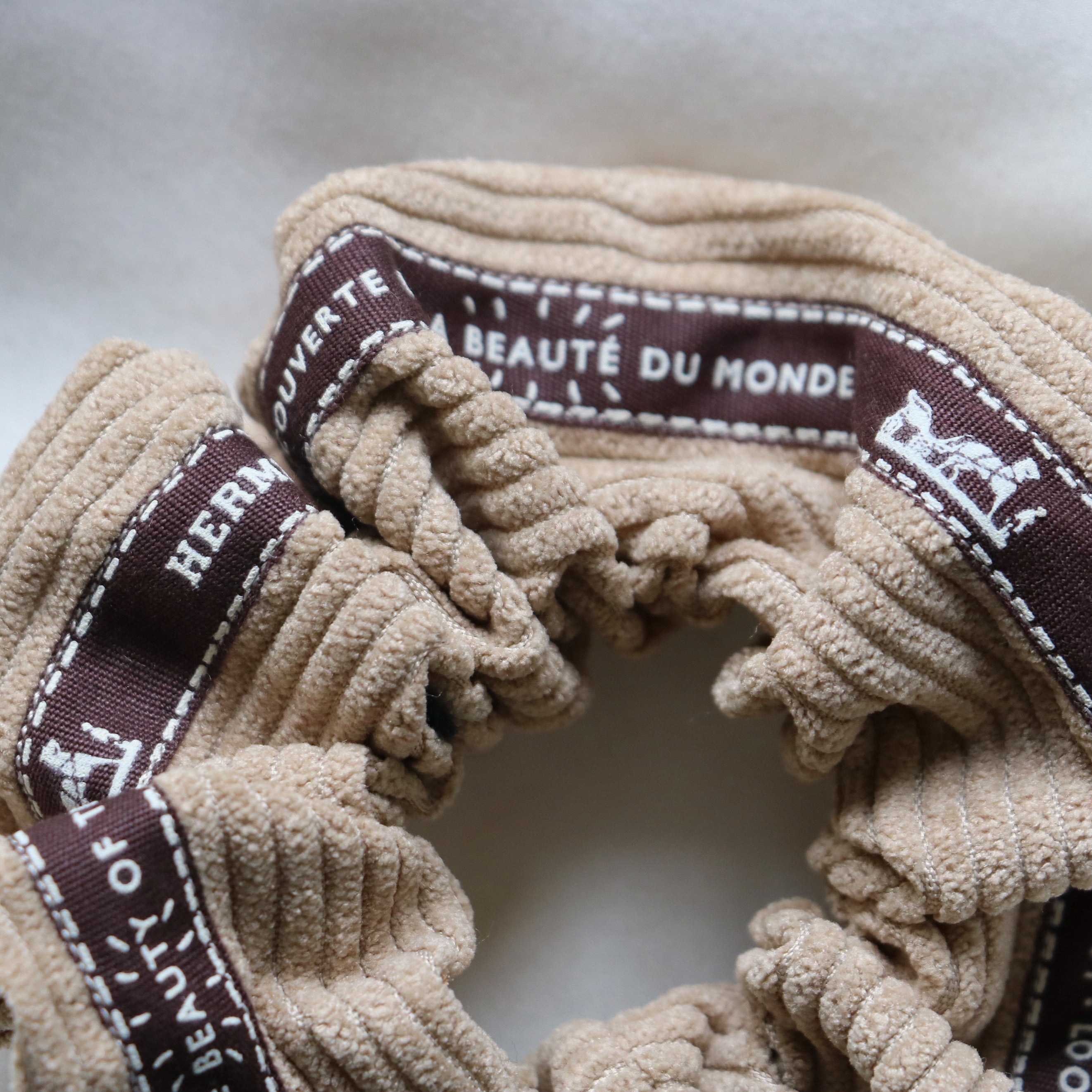 CHOUCHOU UPCYCLÉ HERMÈS | LA BEAUTÉ DU MONDE | VELOURS CÔTELÉ